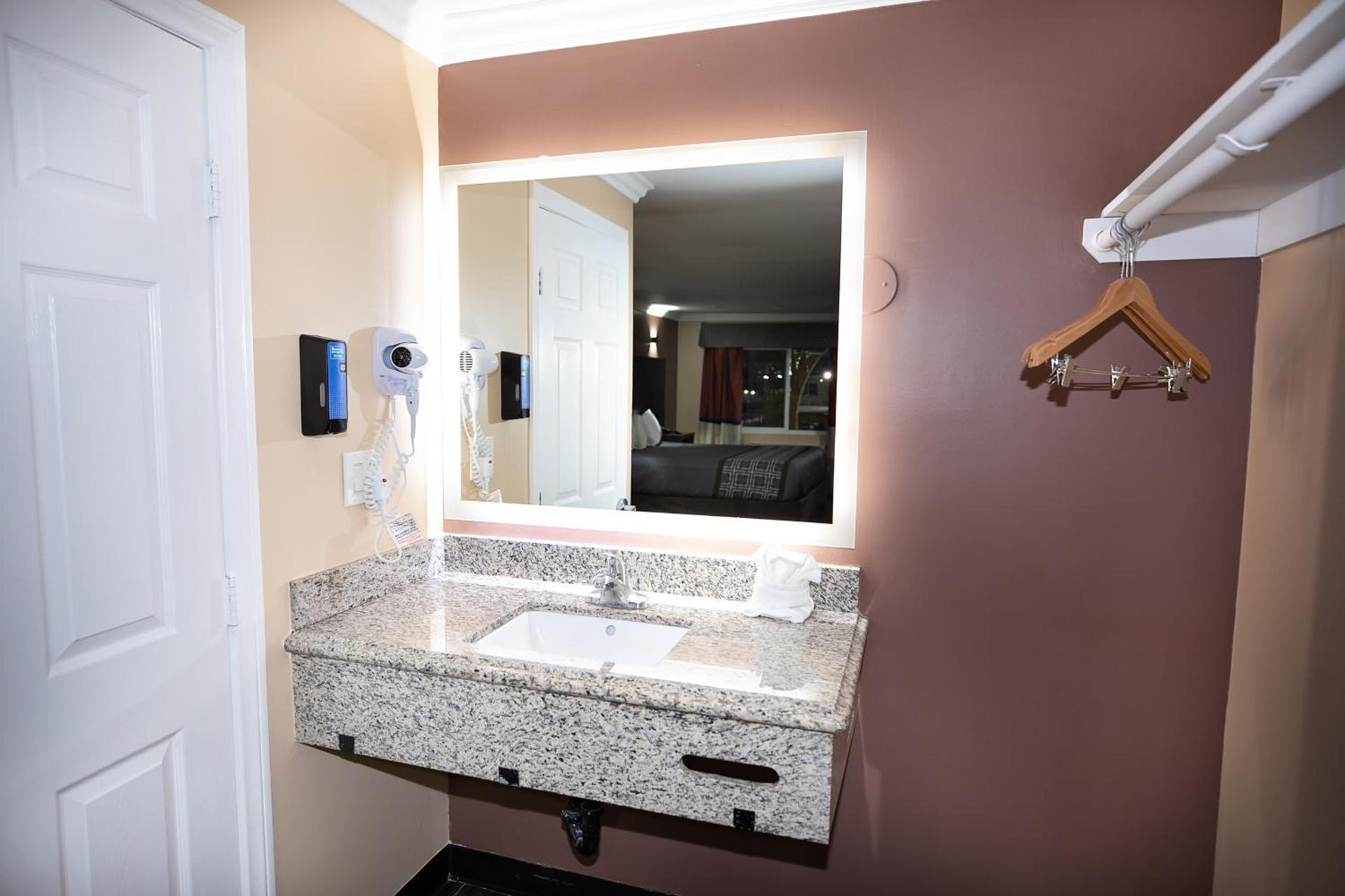 Rodeway Inn & Suites Bellflower photo 53