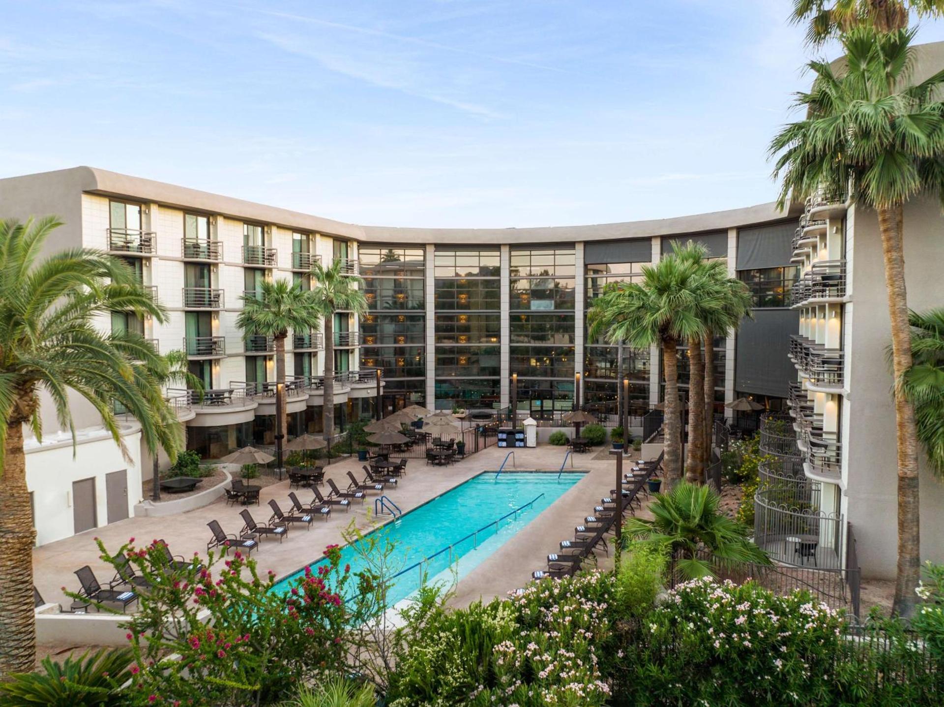 Embassy Suites by Hilton Phoenix Biltmore photo 2