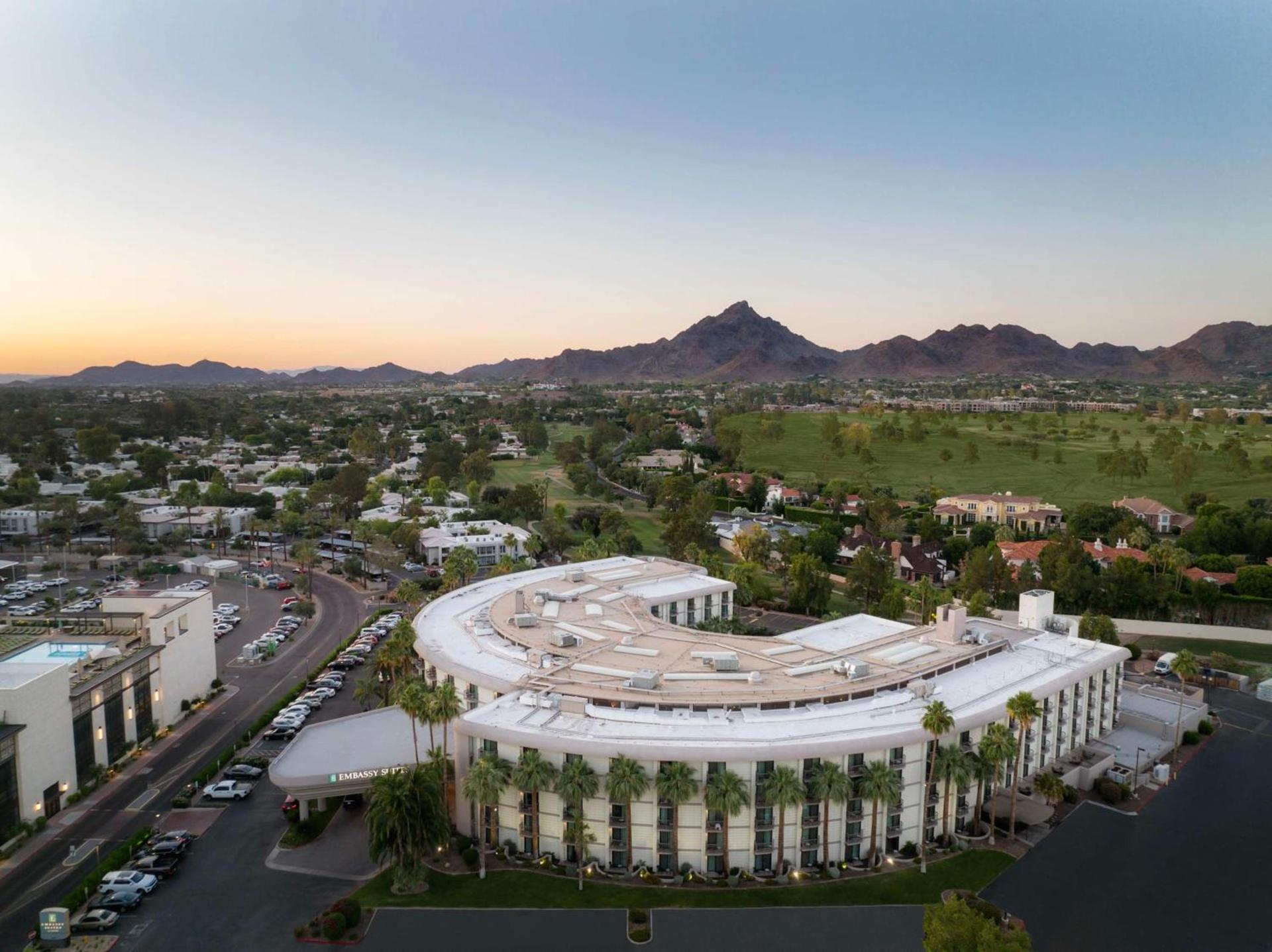 Embassy Suites by Hilton Phoenix Biltmore photo 4