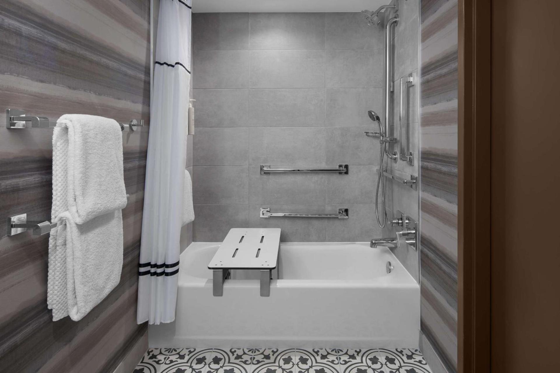 Embassy Suites by Hilton Phoenix Biltmore photo 29