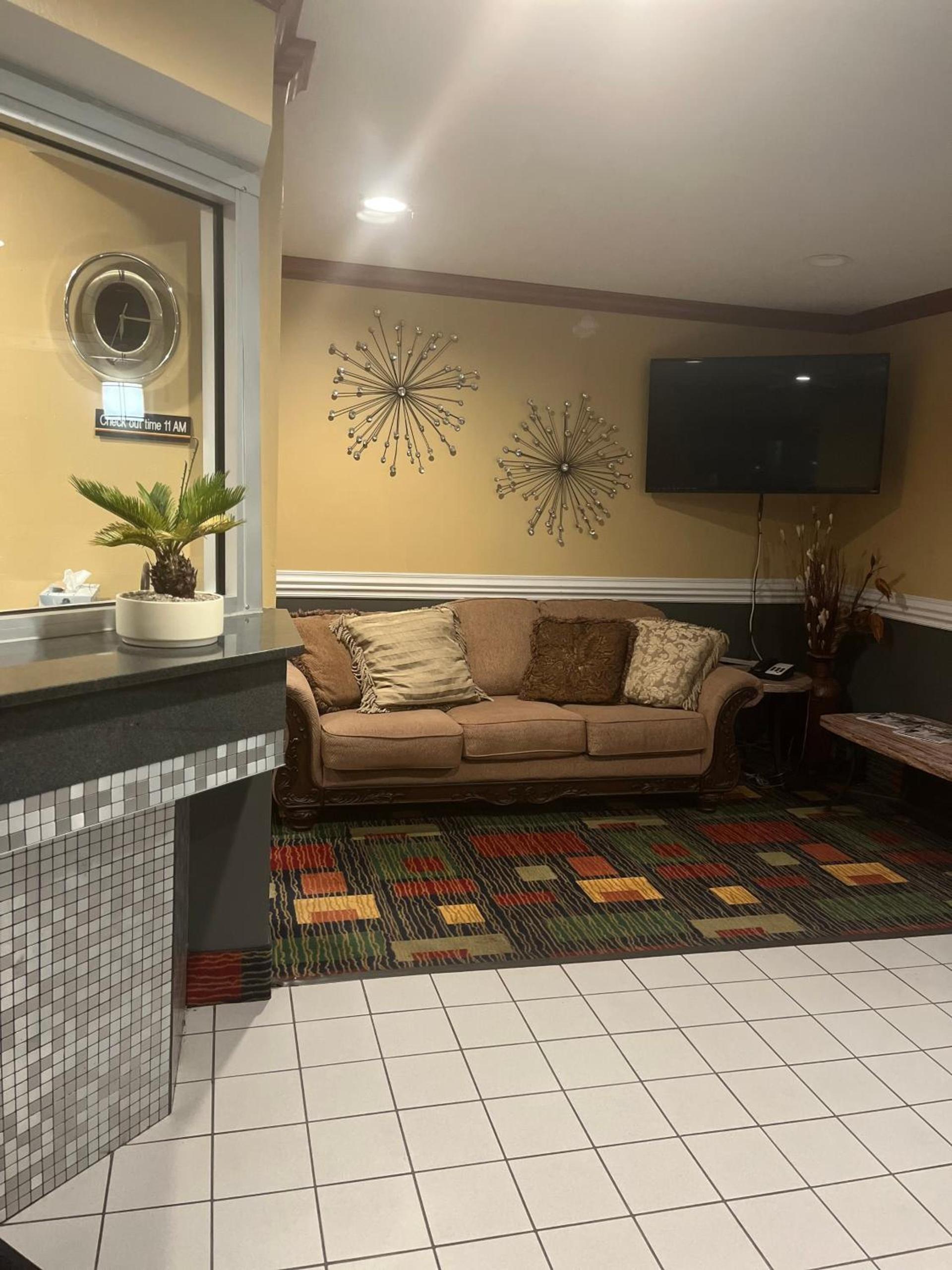 Regency Inn & Suites photo 2