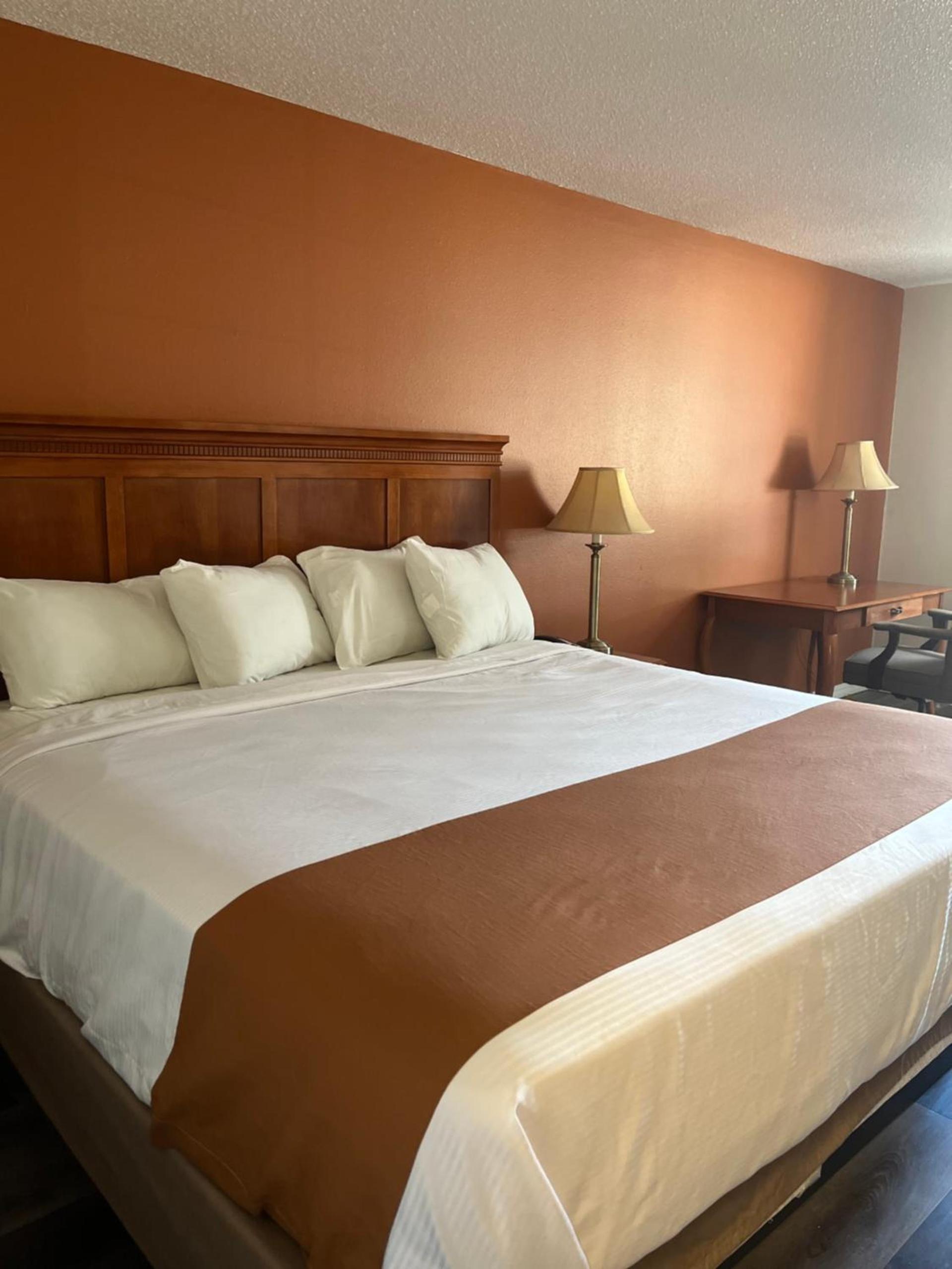 Regency Inn & Suites photo 5