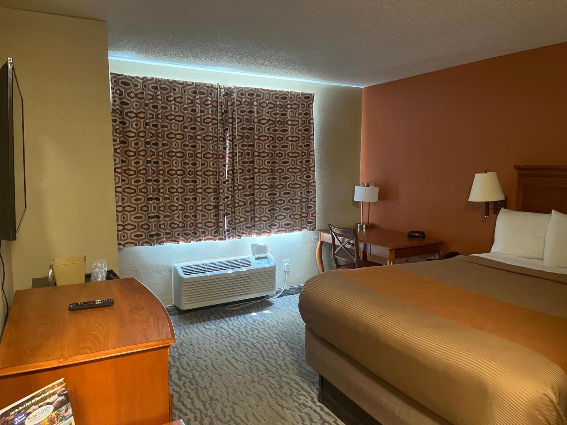 Regency Inn & Suites photo 6