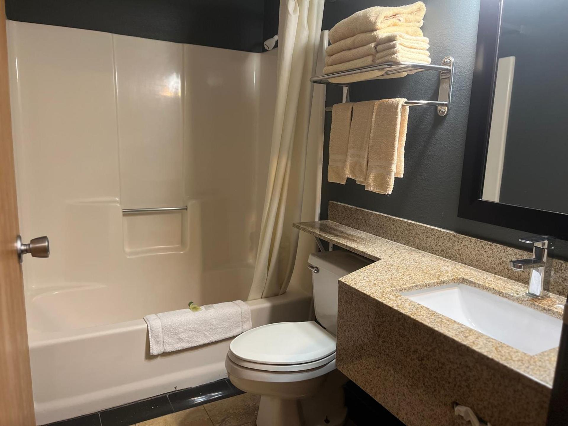 Regency Inn & Suites photo 7