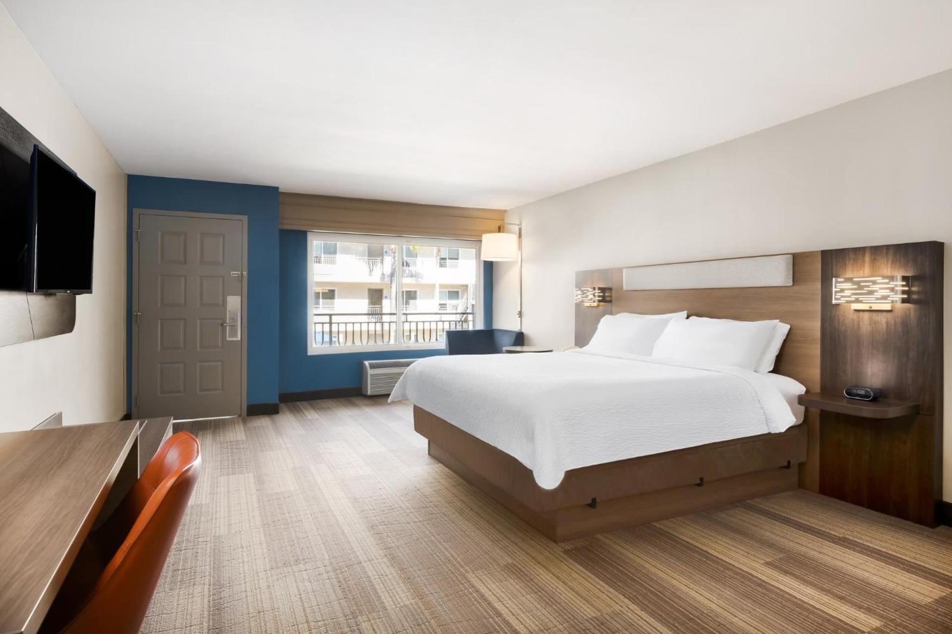 Holiday Inn Express Simi Valley by IHG photo 36