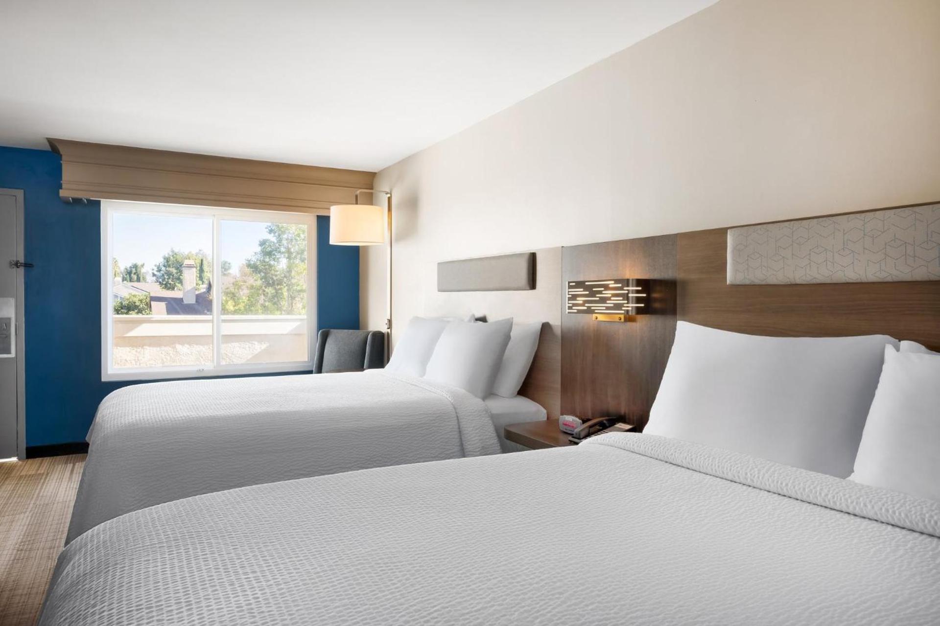 Holiday Inn Express Simi Valley by IHG photo 41