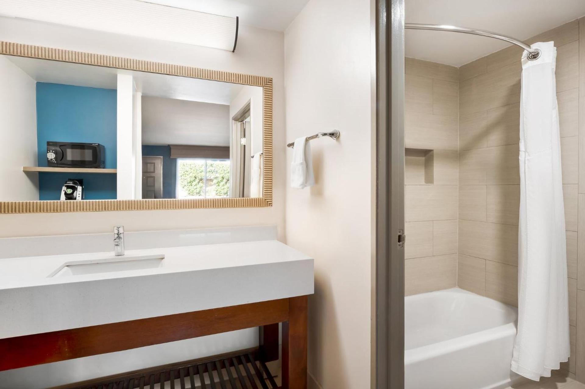 Holiday Inn Express Simi Valley by IHG photo 37
