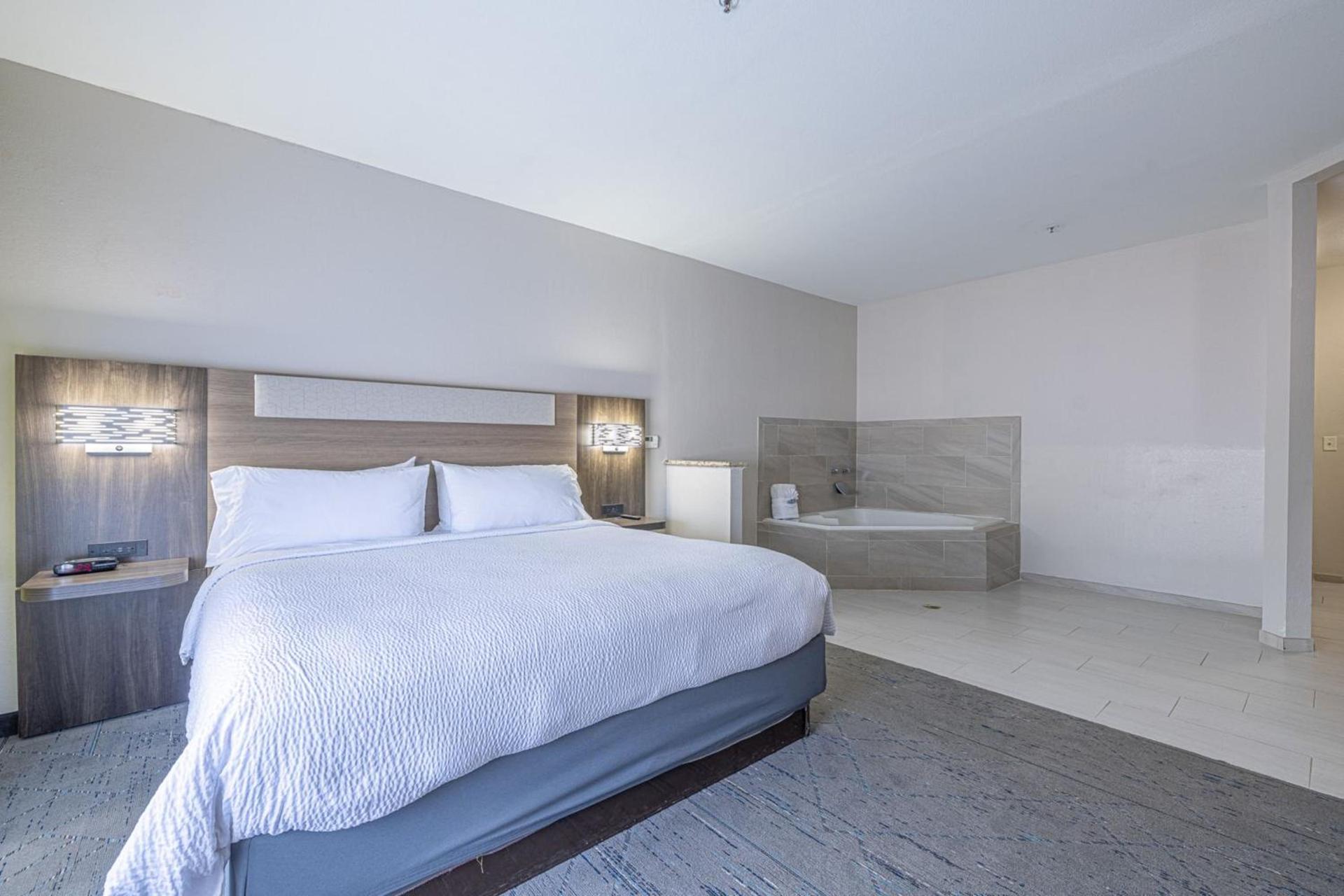 Holiday Inn Express & Suites College Station by IHG photo 8