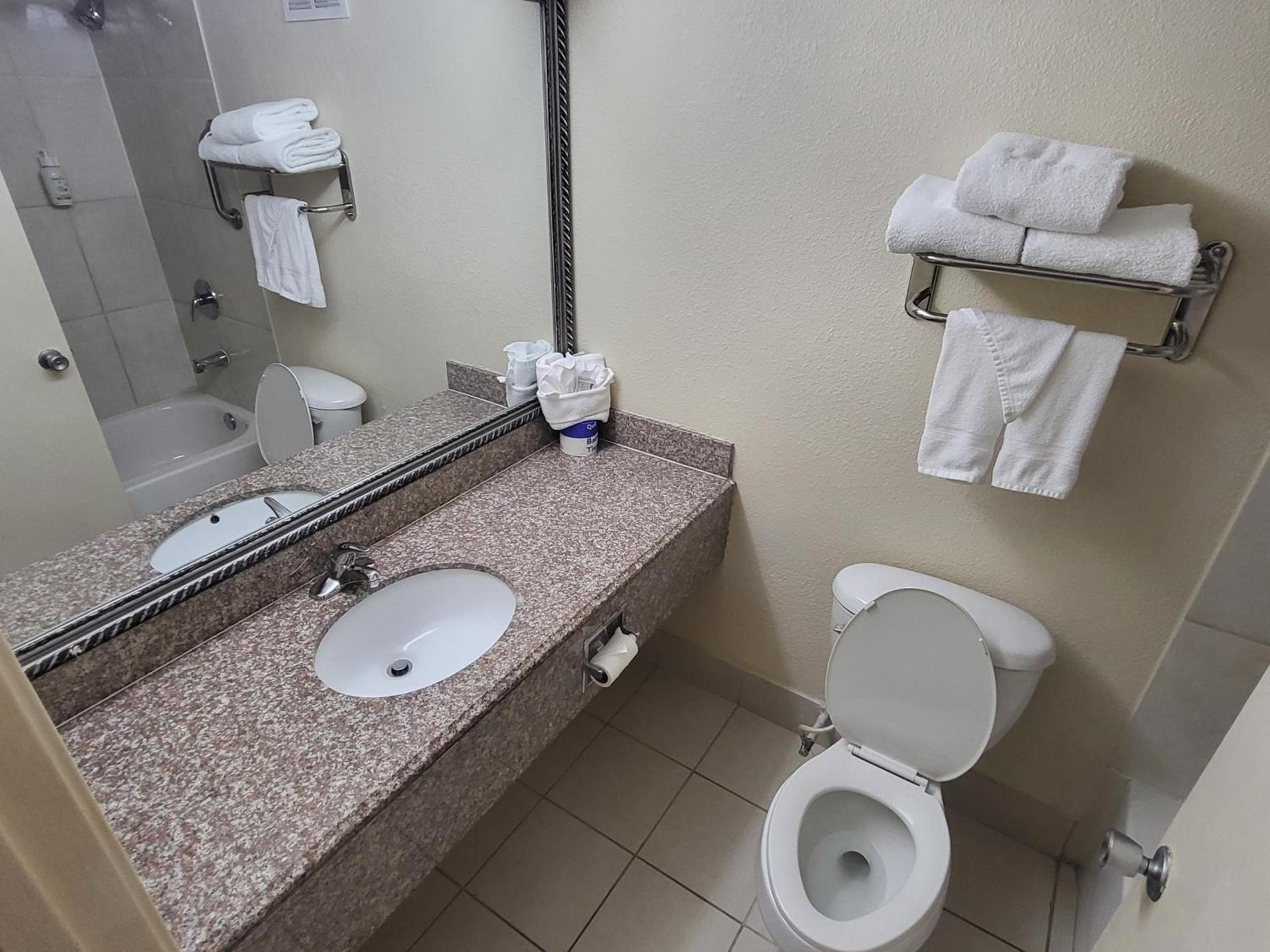Ramada by Wyndham Houston Intercontinental Airport East photo 46