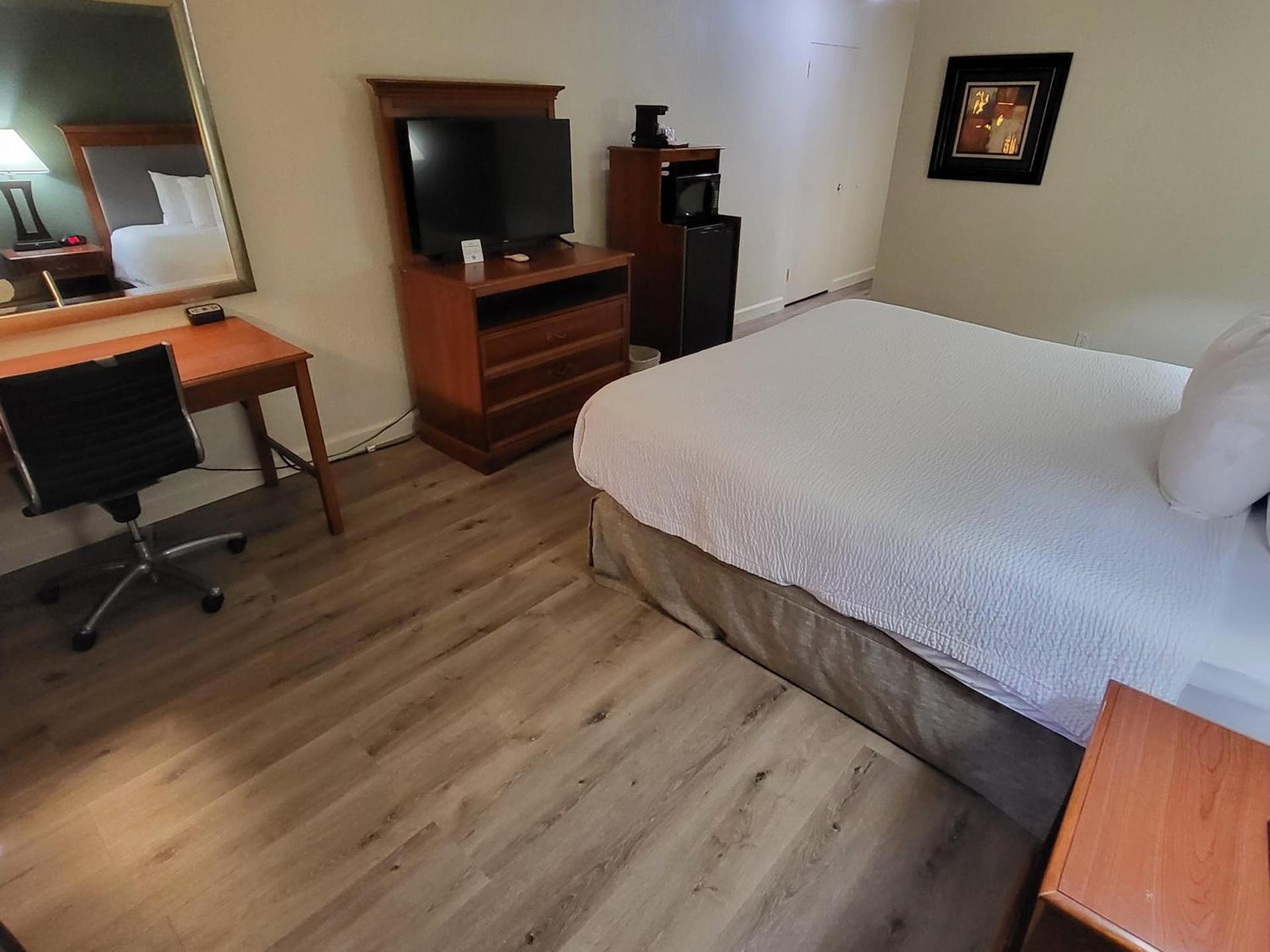 Ramada by Wyndham Houston Intercontinental Airport East photo 42