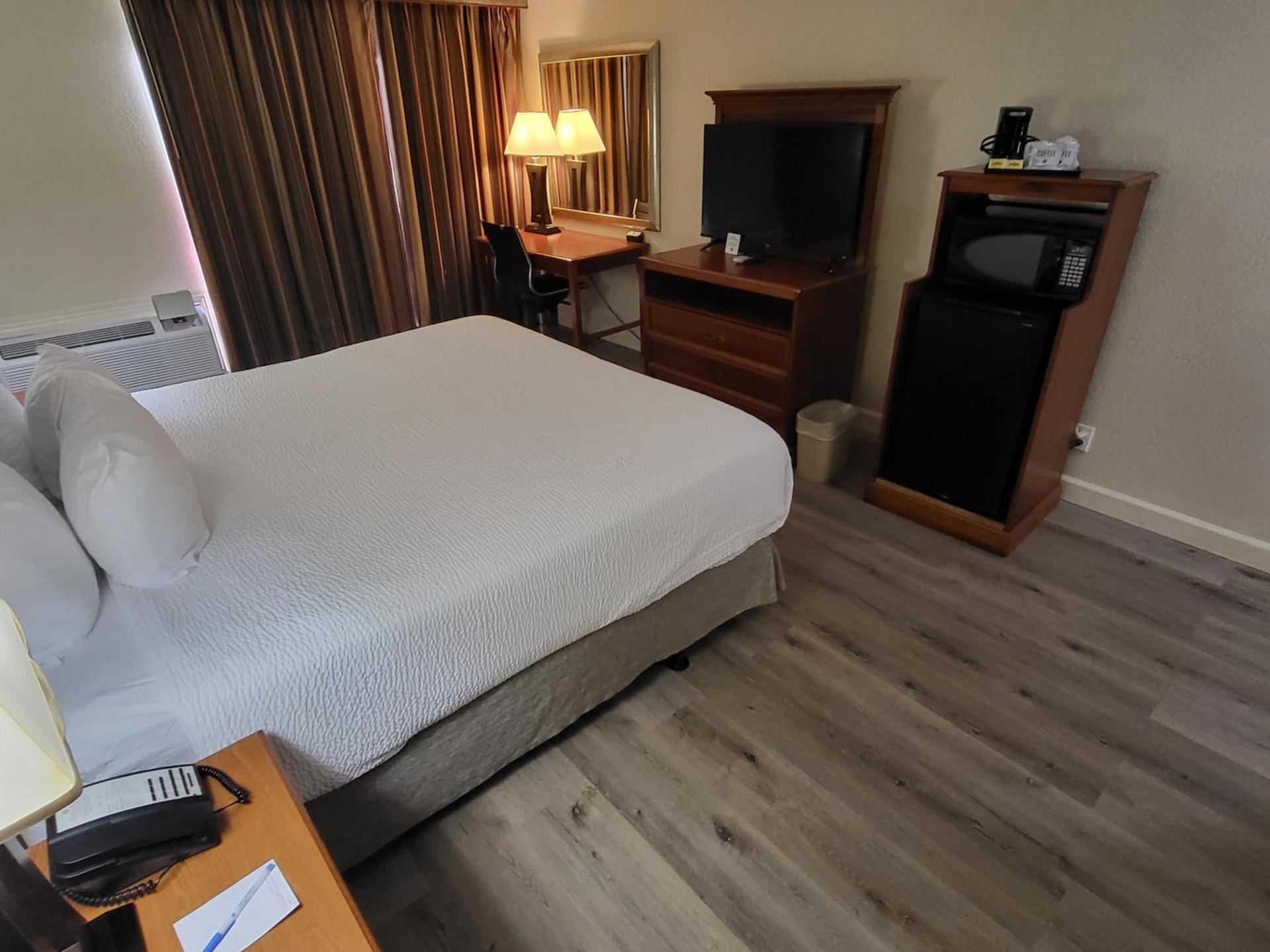 Ramada by Wyndham Houston Intercontinental Airport East photo 41