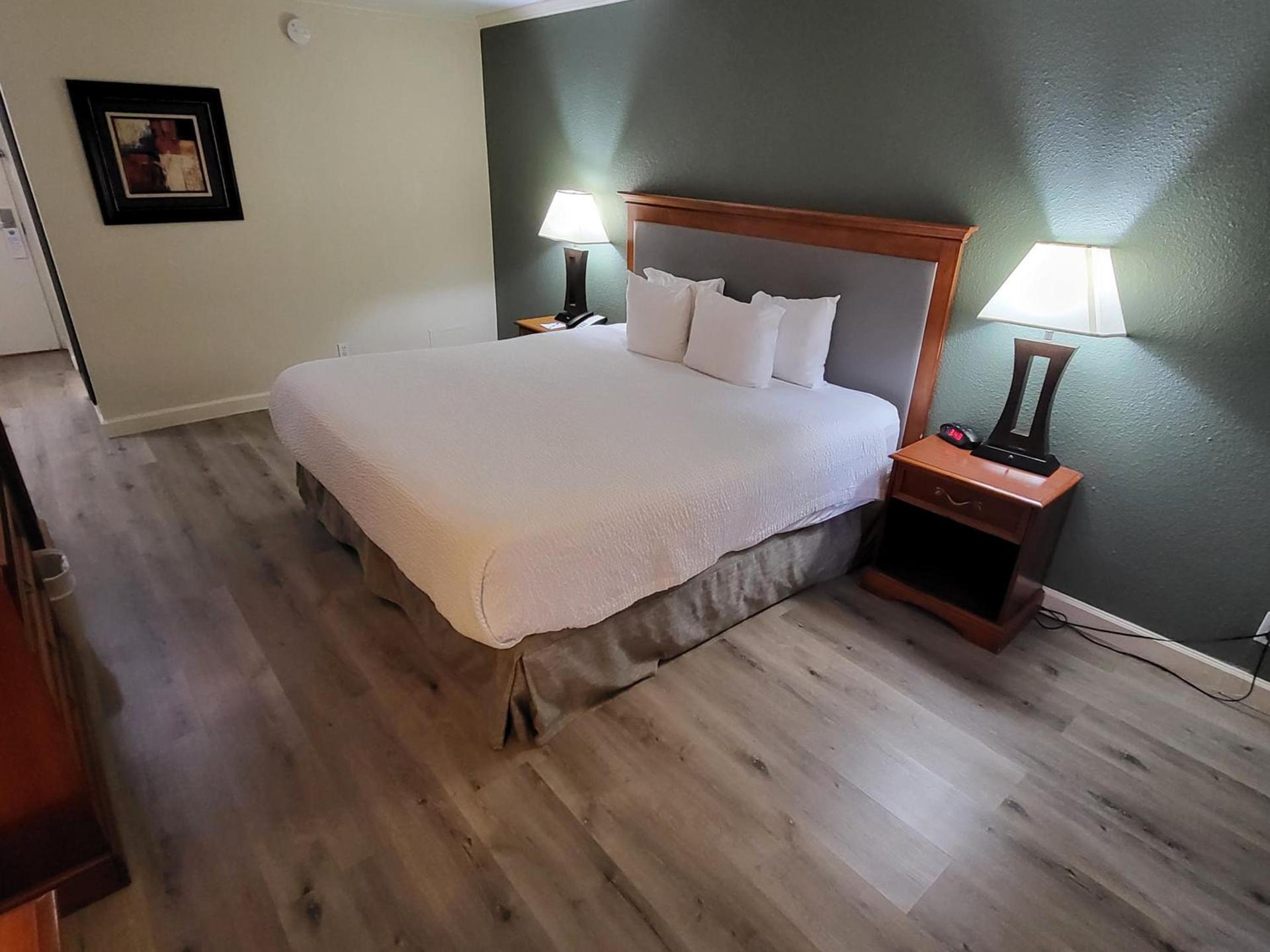 Ramada by Wyndham Houston Intercontinental Airport East photo 36