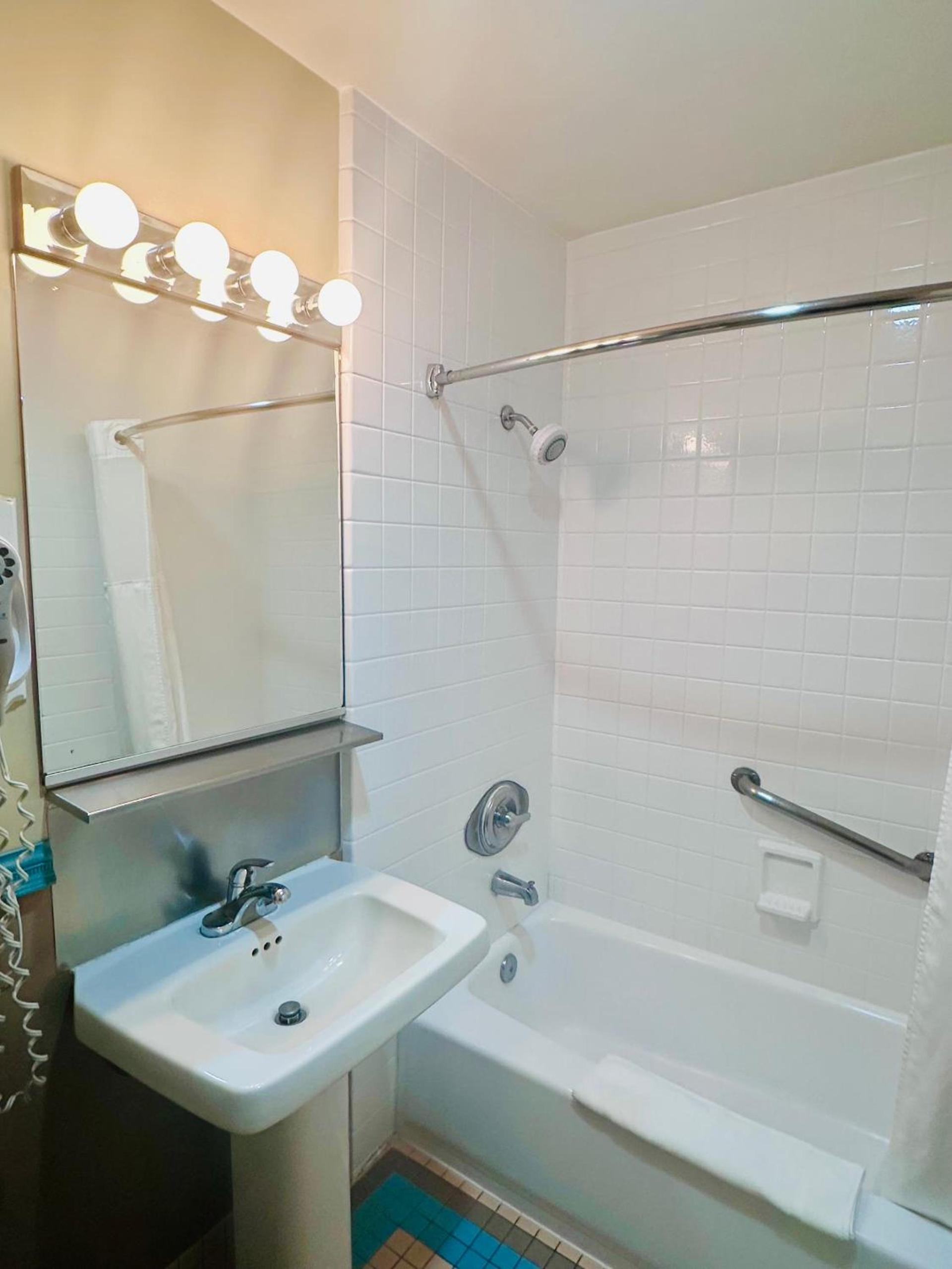 Foghorn Harbor Inn photo 14