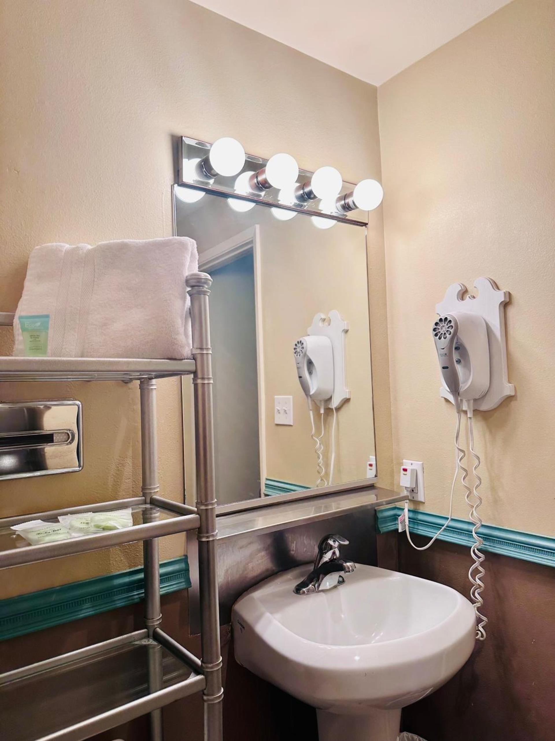 Foghorn Harbor Inn photo 43