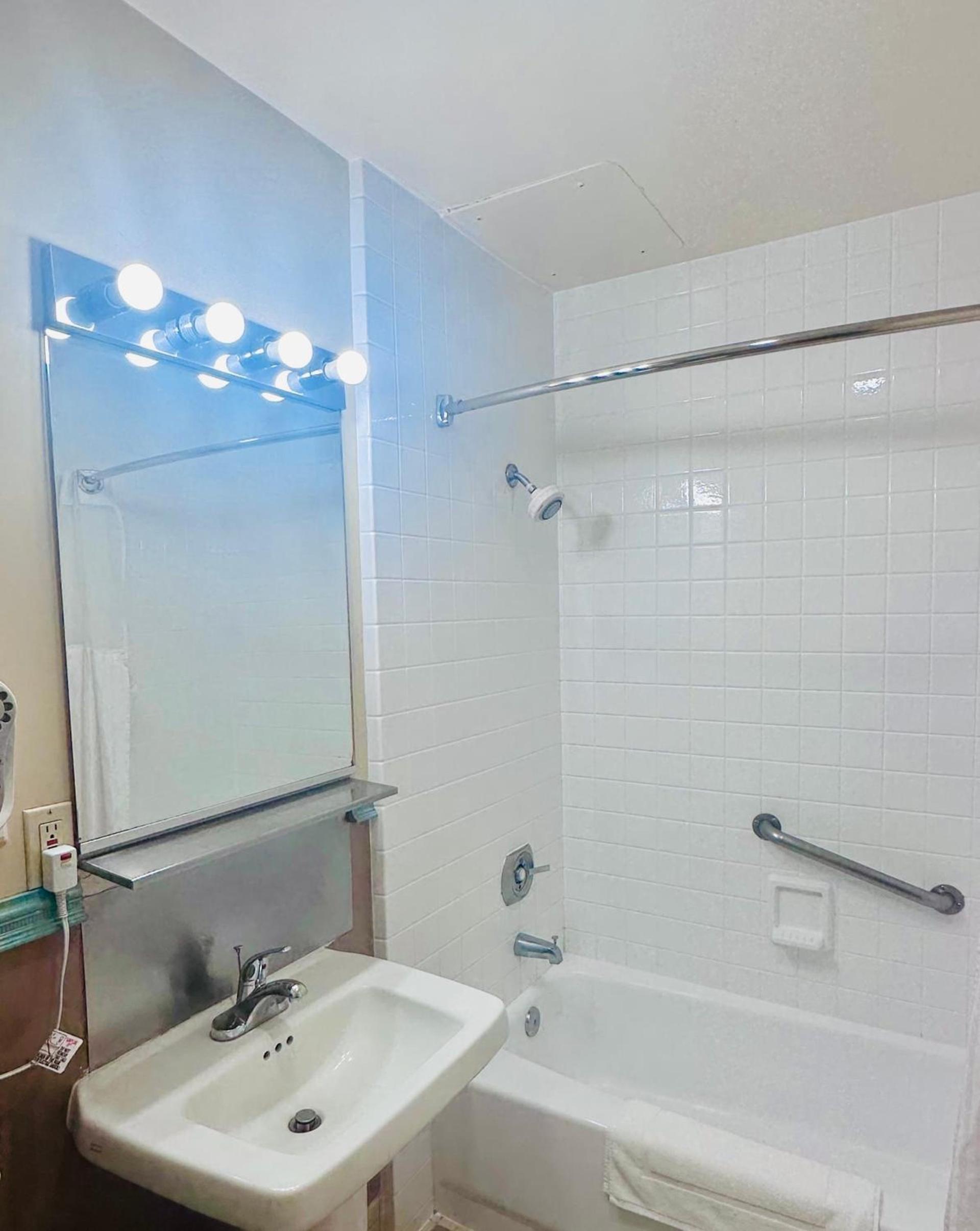 Foghorn Harbor Inn photo 6