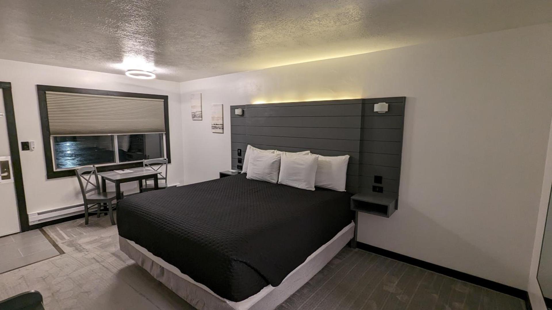 High Desert Inn photo 2