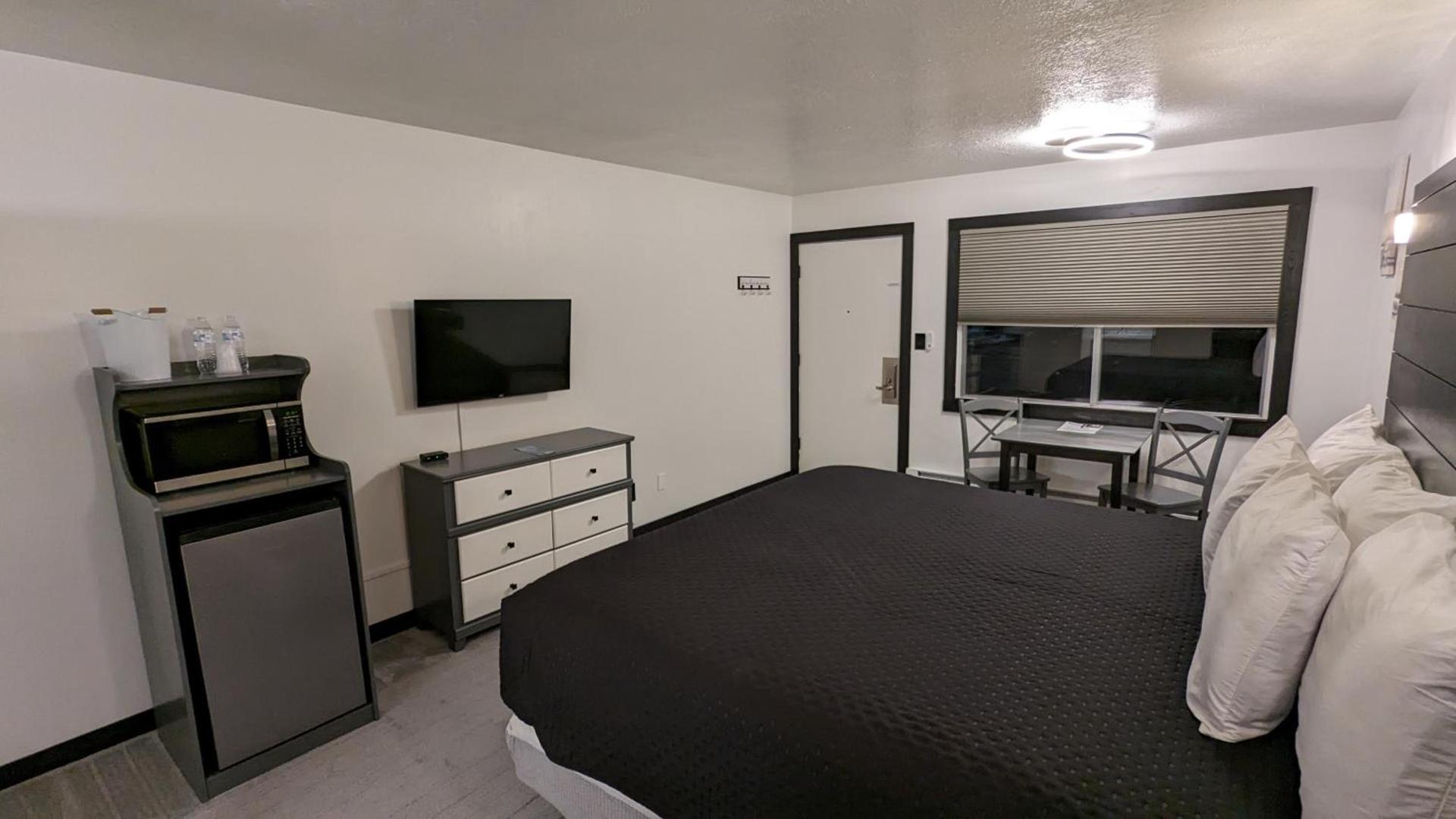 High Desert Inn photo 40