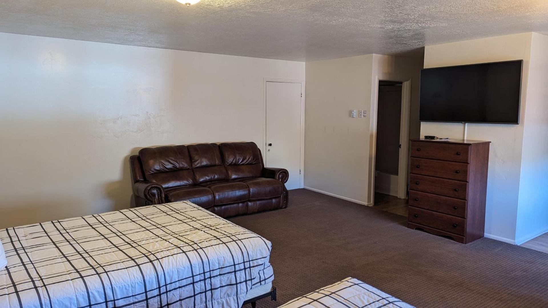 High Desert Inn photo 43
