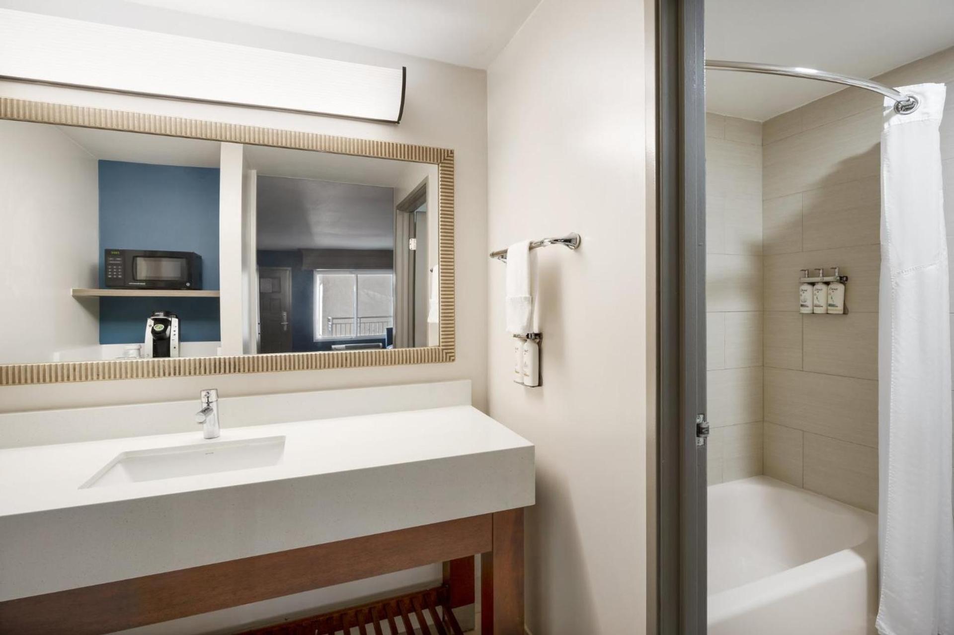 Holiday Inn Express Simi Valley by IHG photo 40