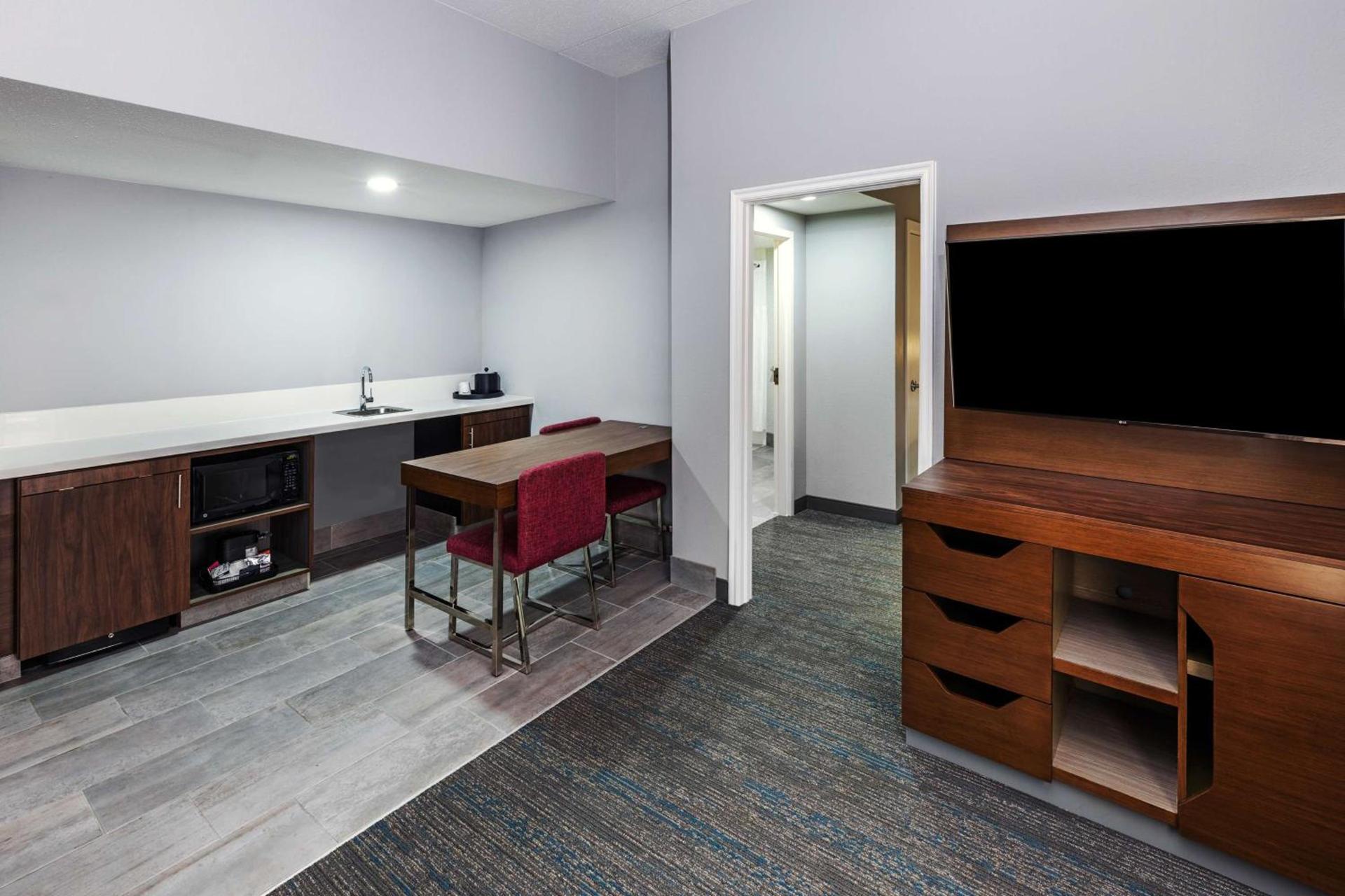 Hampton Inn & Suites Tulsa-Woodland Hills photo 25