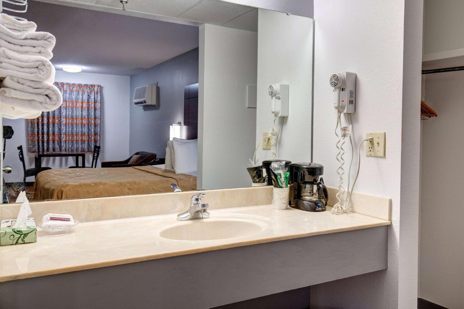 Howard Johnson by Wyndham Branson Theatre District photo 18