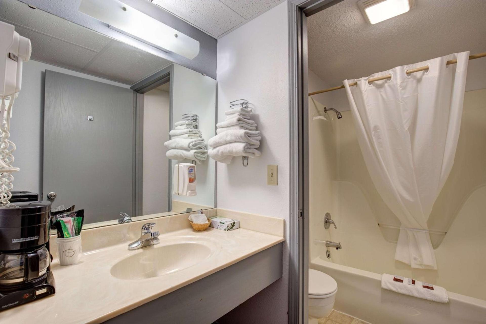 Howard Johnson by Wyndham Branson Theatre District photo 20