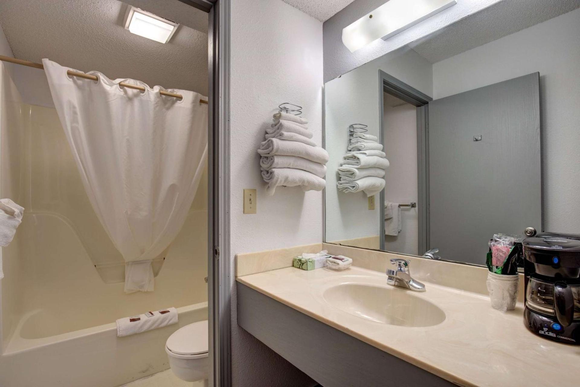 Howard Johnson by Wyndham Branson Theatre District photo 22