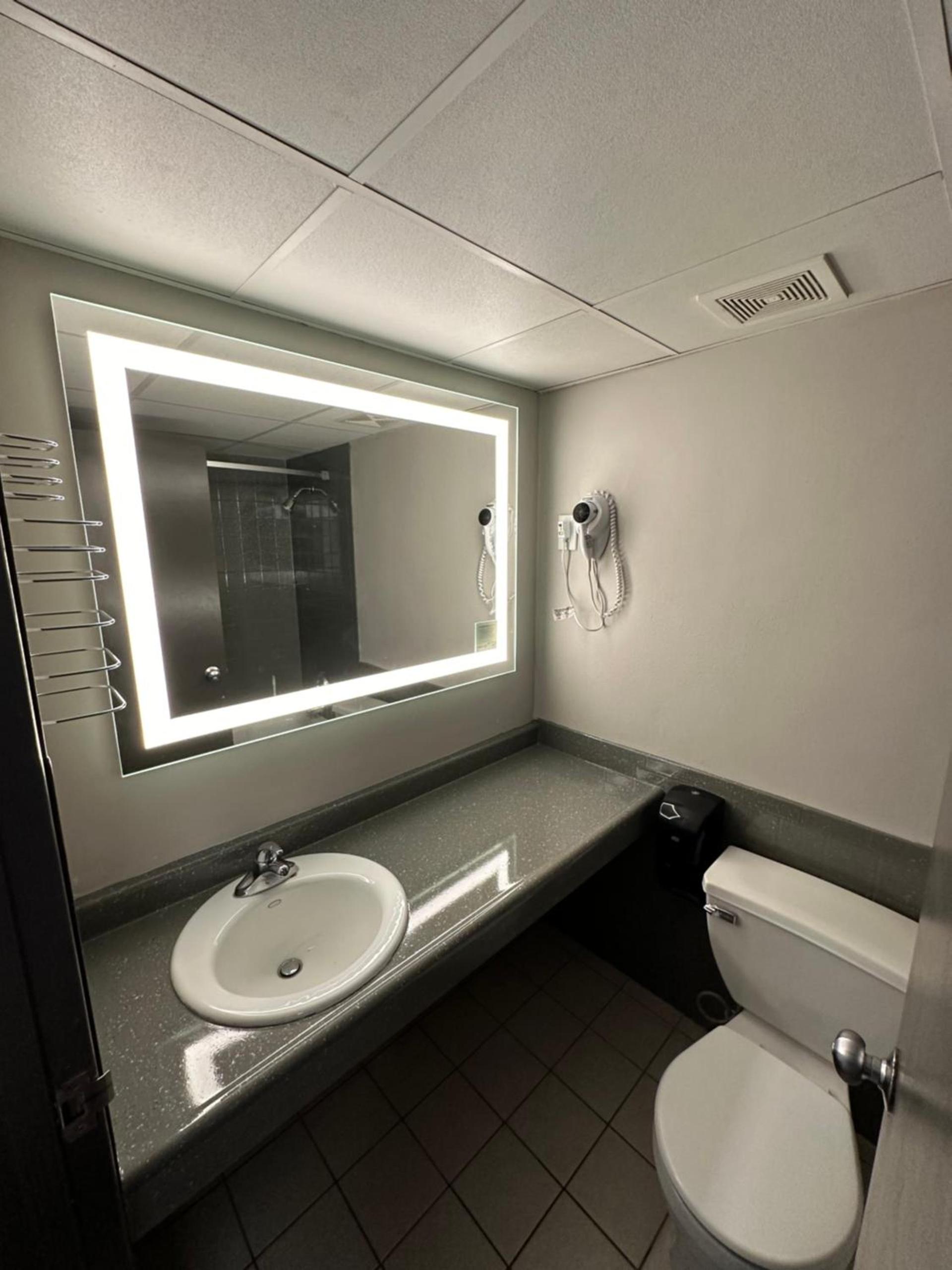 Days Inn by Wyndham Liberty Monticello photo 19