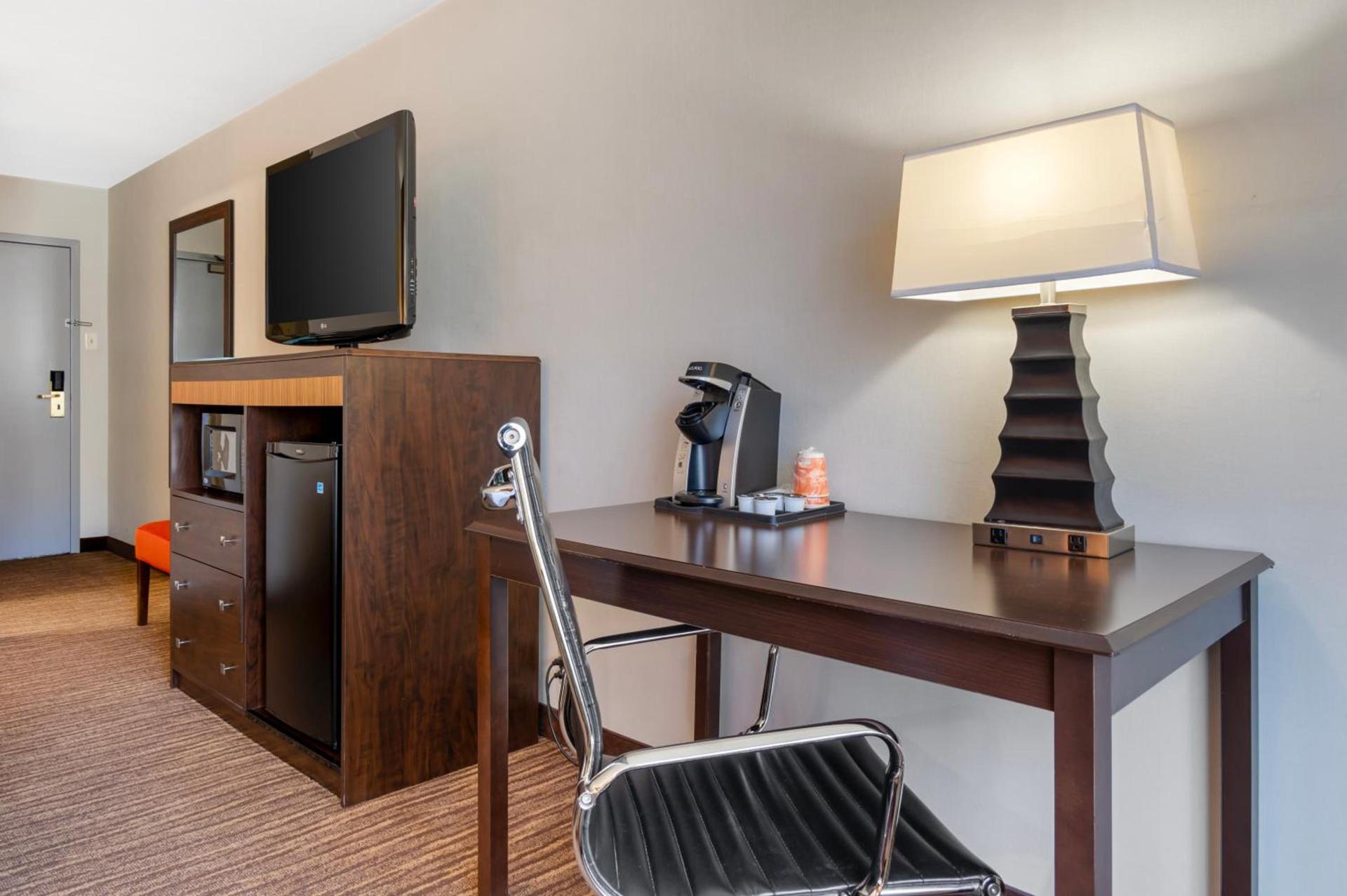 Comfort Inn & Suites Danbury-Bethel photo 52