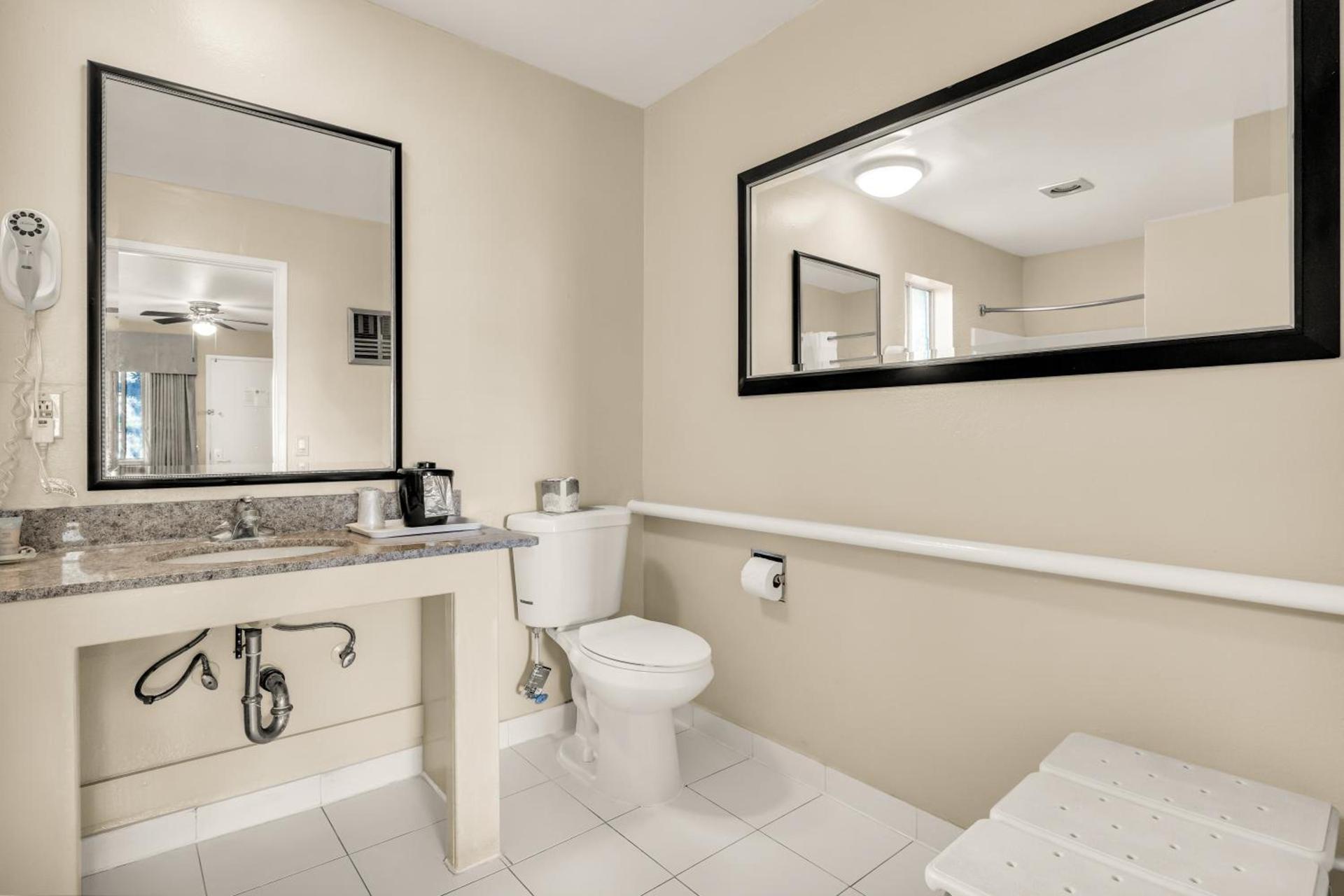 Bay Breeze Inn photo 12