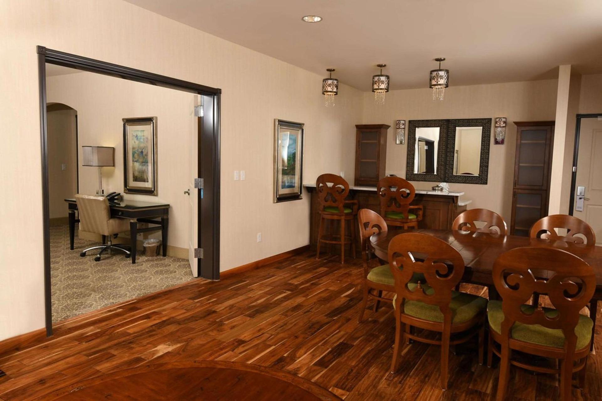 Woolley's Classic Suites photo 12