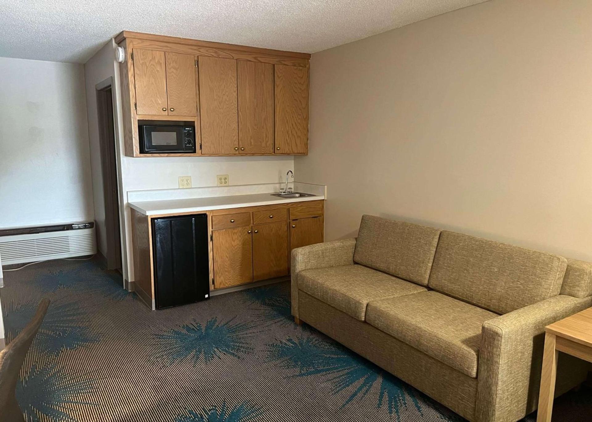 Days Inn by Wyndham Valdosta I-75 photo 11