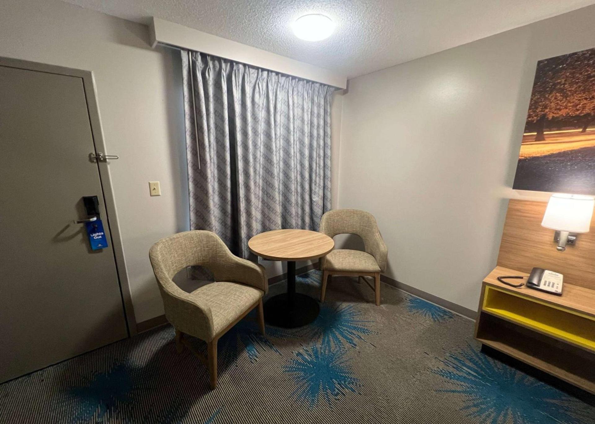 Days Inn by Wyndham Valdosta I-75 photo 24