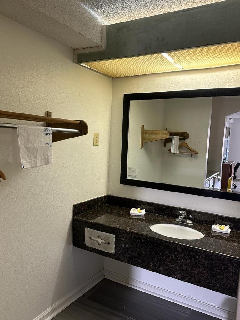 Quality Inn & Suites Decatur Priceville I-65 photo 4