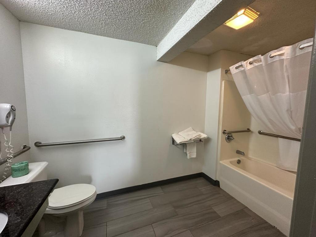 Quality Inn & Suites Decatur Priceville I-65 photo 17