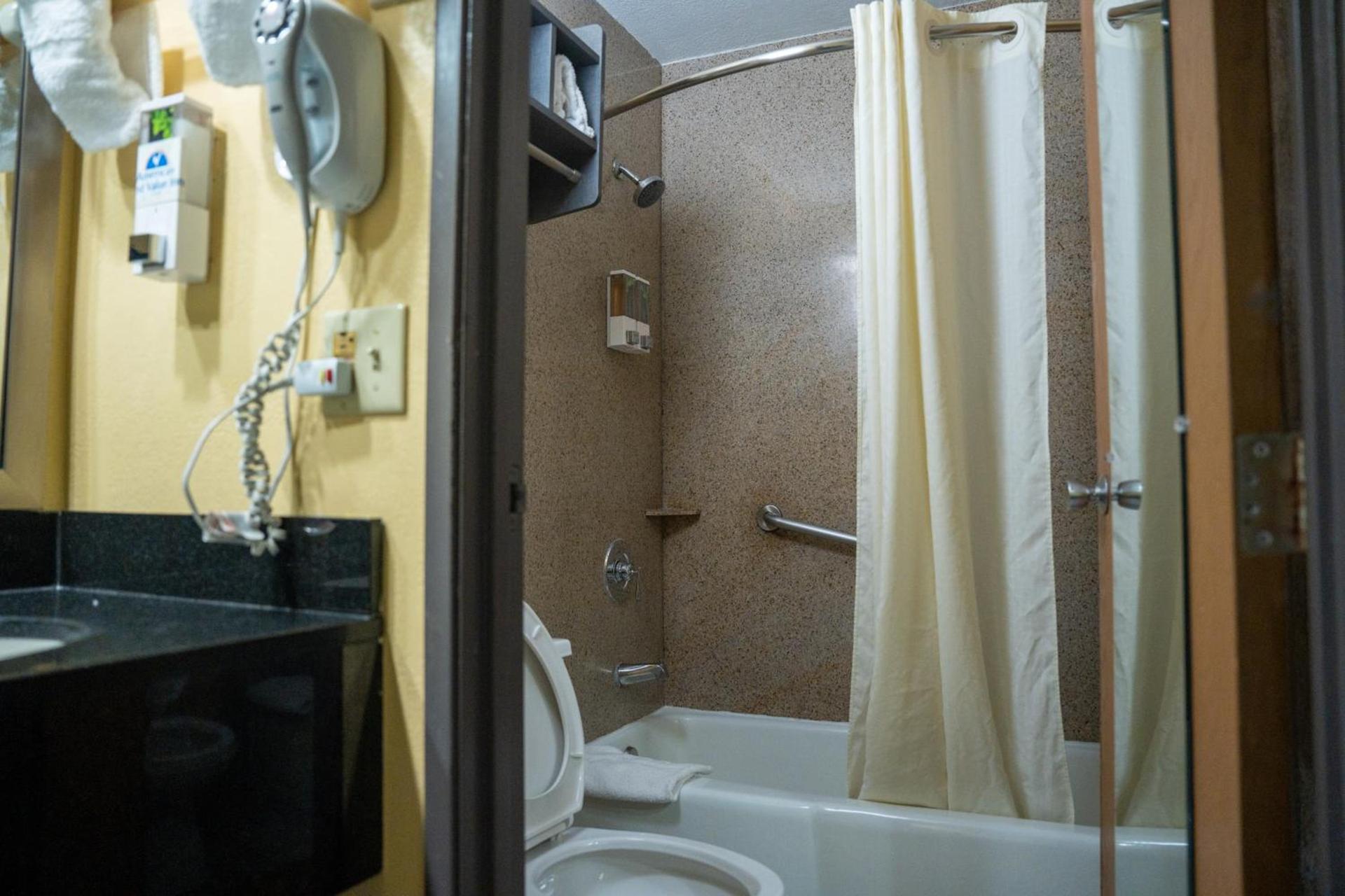 Americas Best Value Inn Fort Myers photo 23
