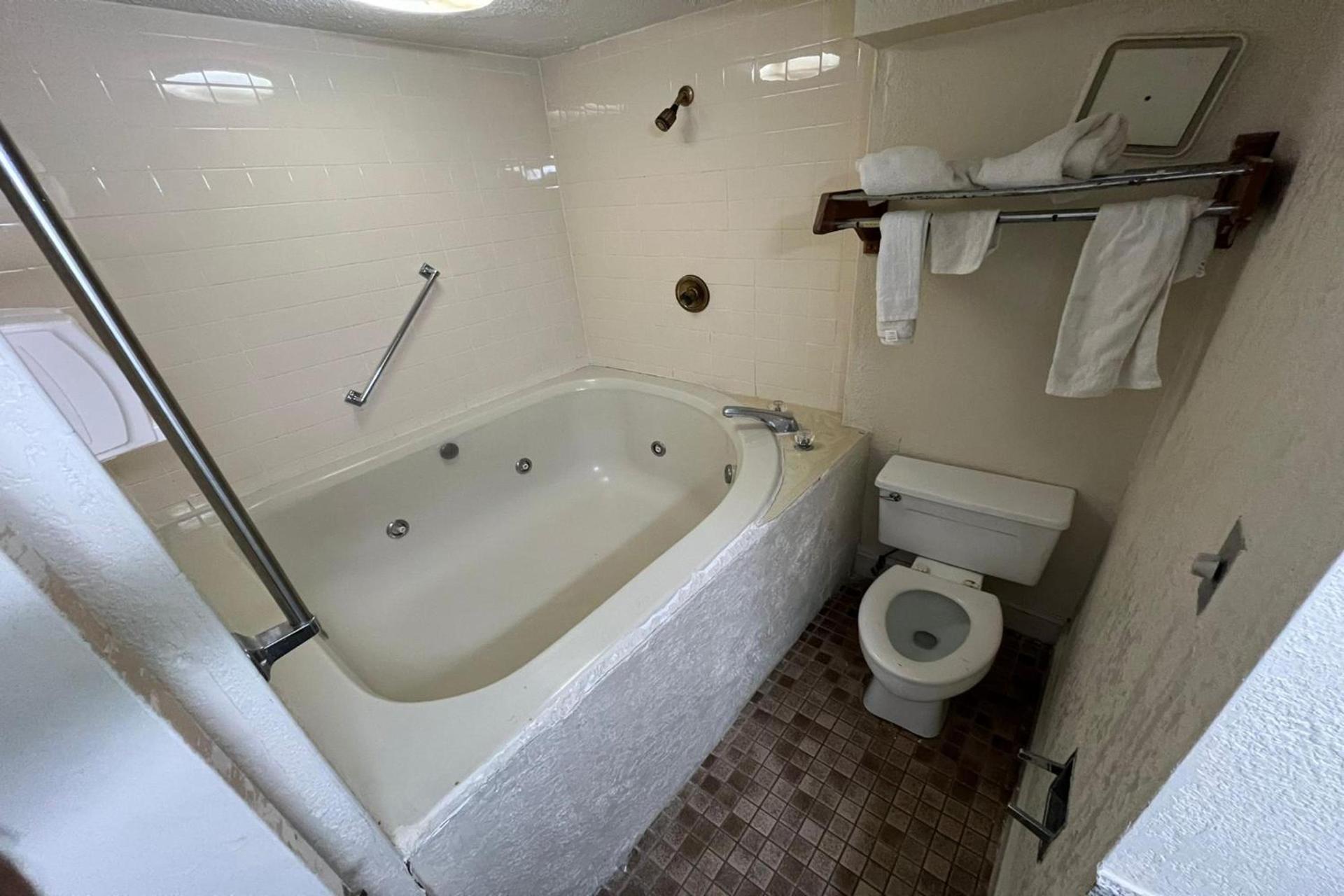 Super Inn & Suites by OYO Milledgeville photo 91