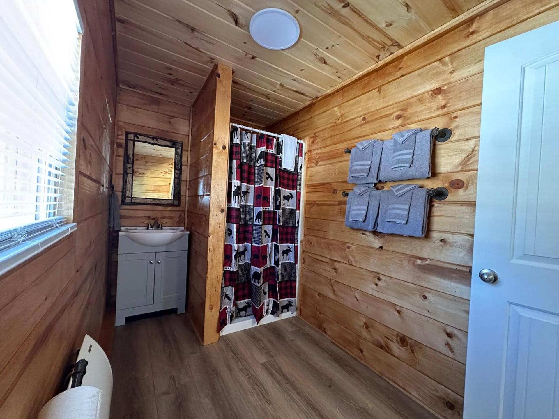 Rowe's Adirondack Cabins of Schroon Lake photo 44