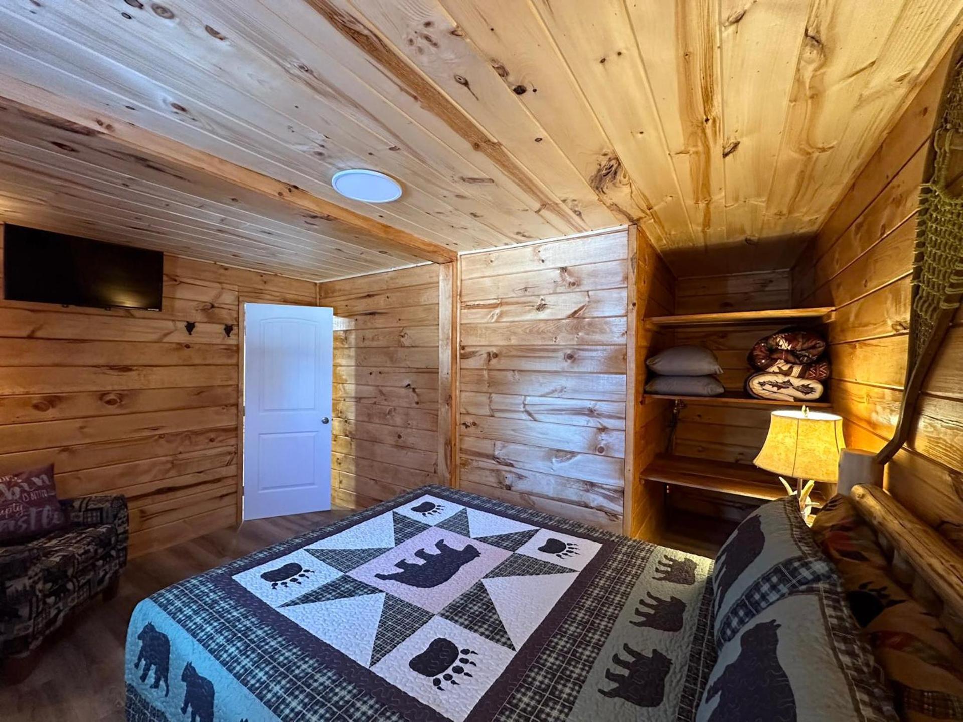 Rowe's Adirondack Cabins of Schroon Lake photo 45