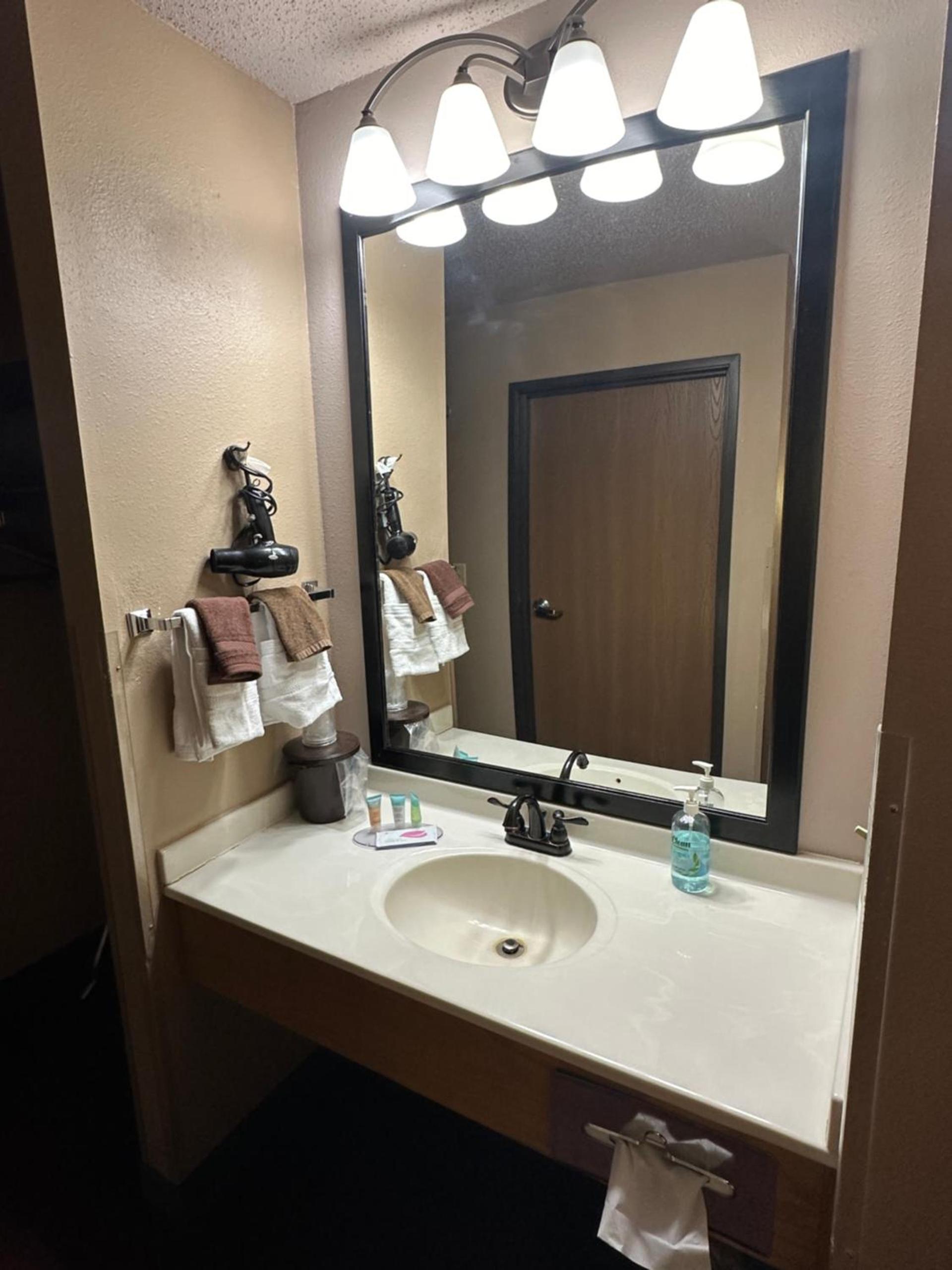 De Smet Super Deluxe Inn & suites photo 24