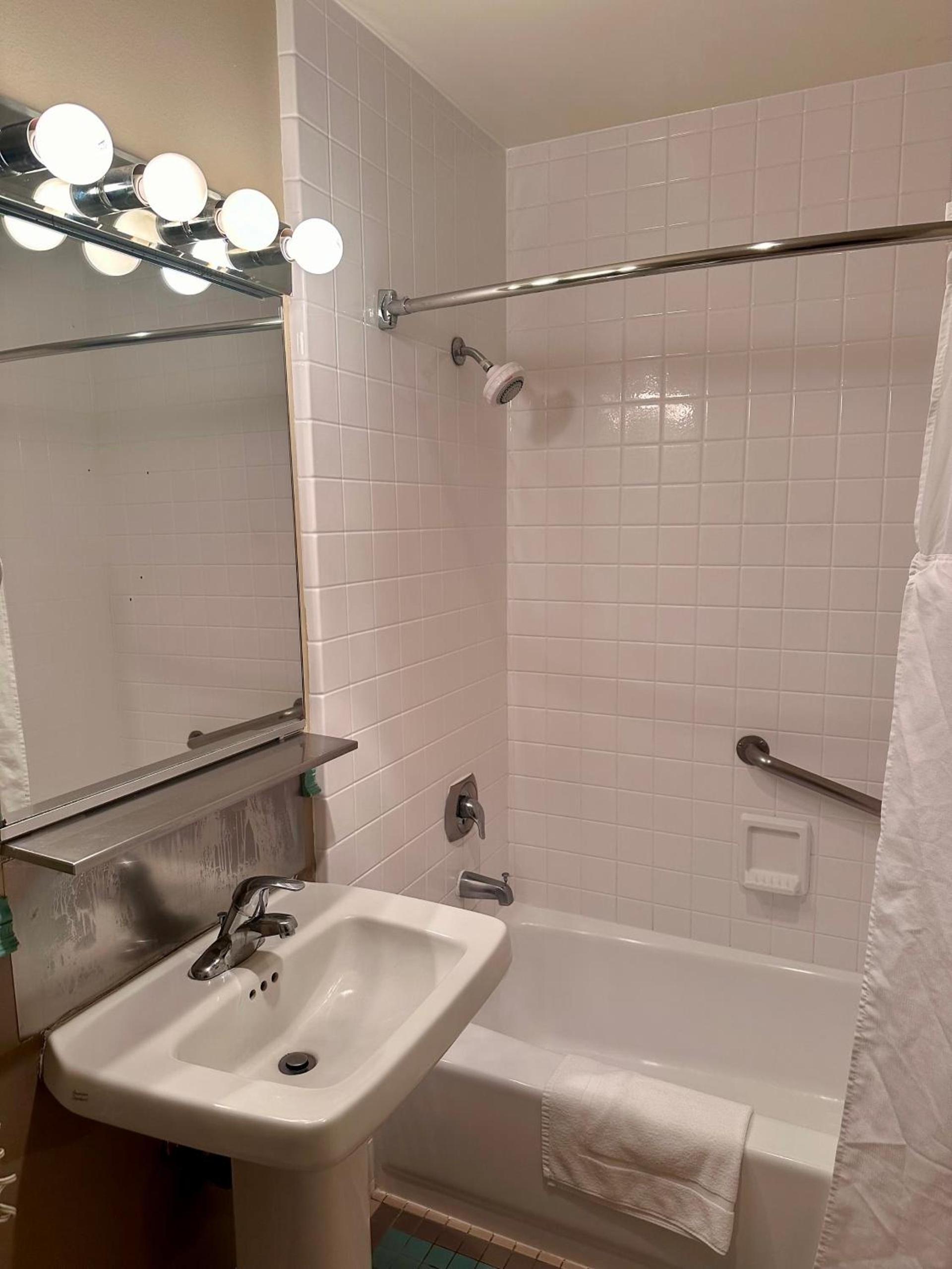 Foghorn Harbor Inn photo 16