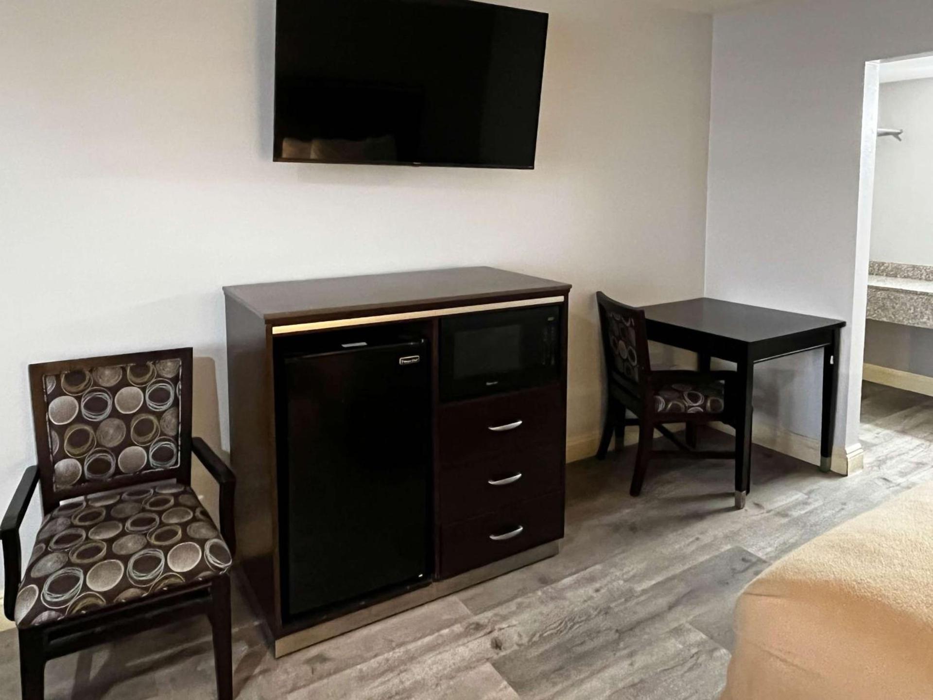 Studio 6 Artesia CA photo 9