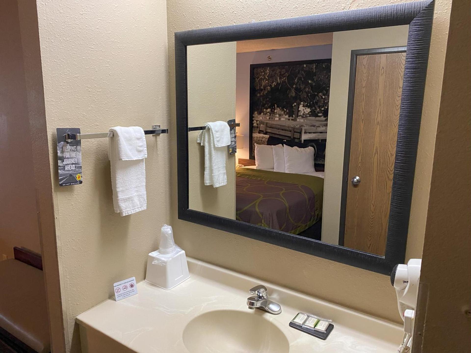 Super 8 by Wyndham Winfield-Quail Ridge Area photo 26