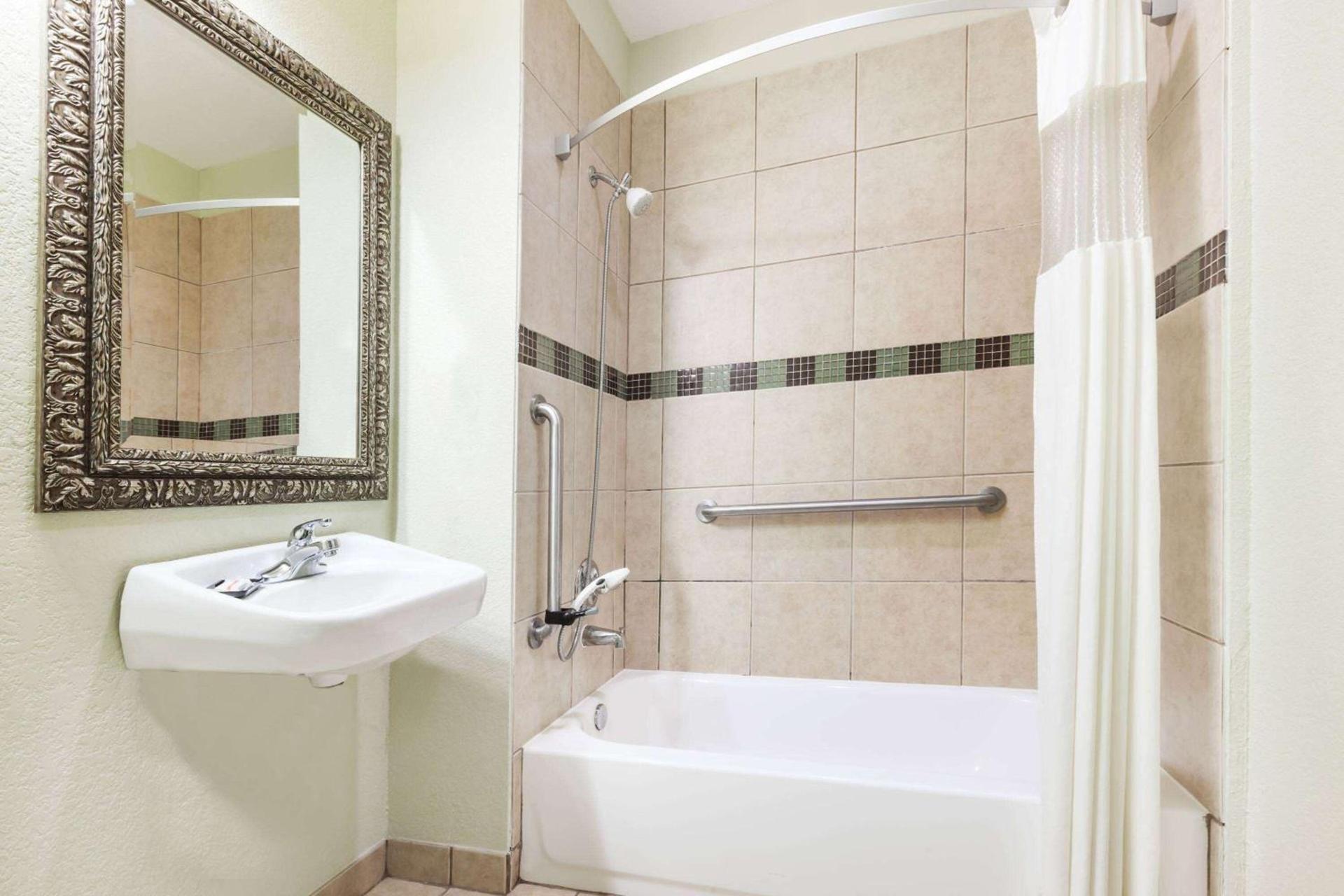 Grander Inn & Suites by IHG photo 6