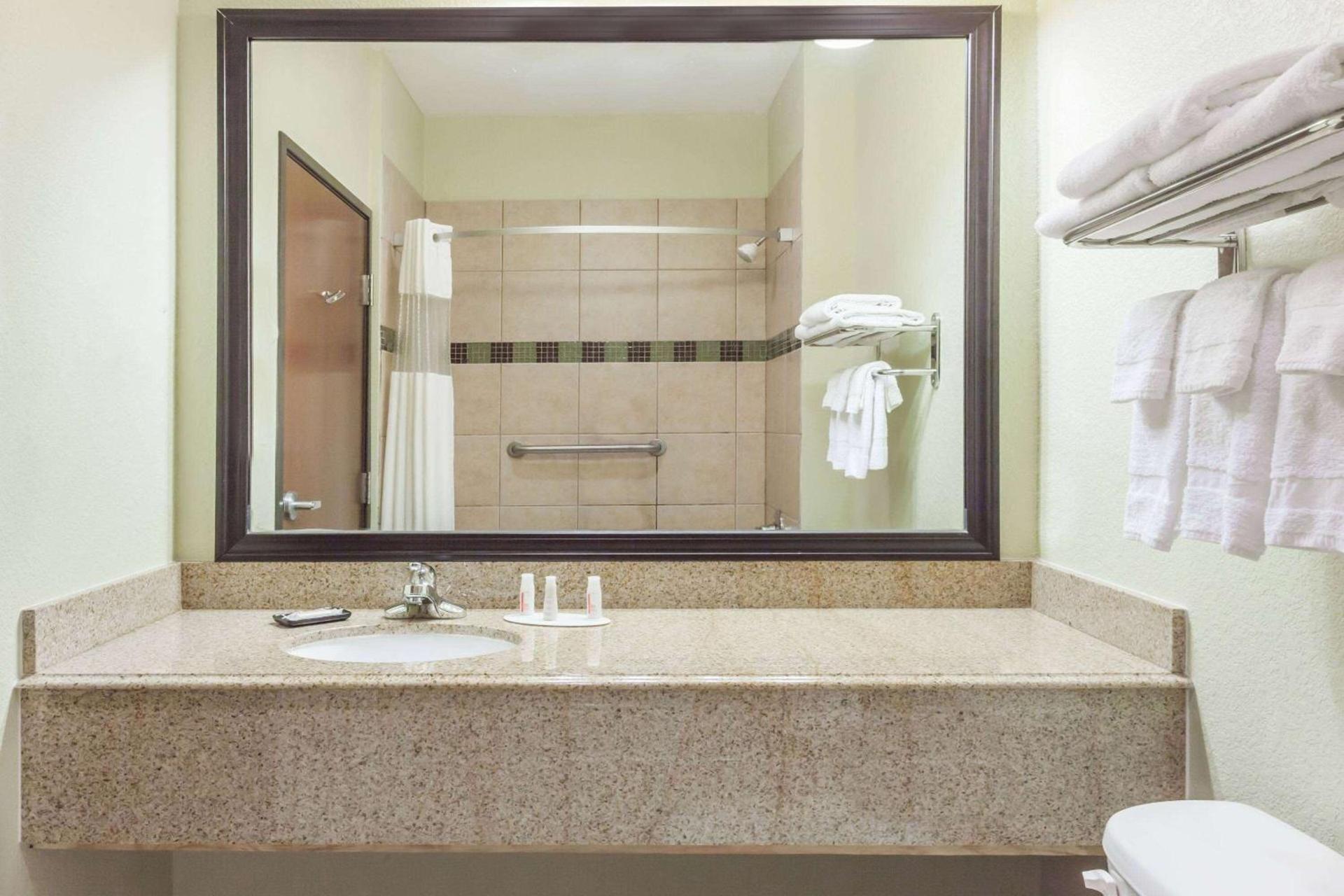 Grander Inn & Suites by IHG photo 7