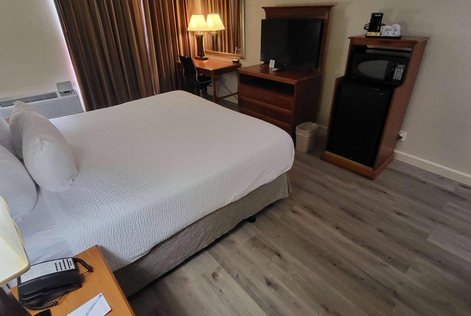 Ramada by Wyndham Houston Intercontinental Airport East photo 12
