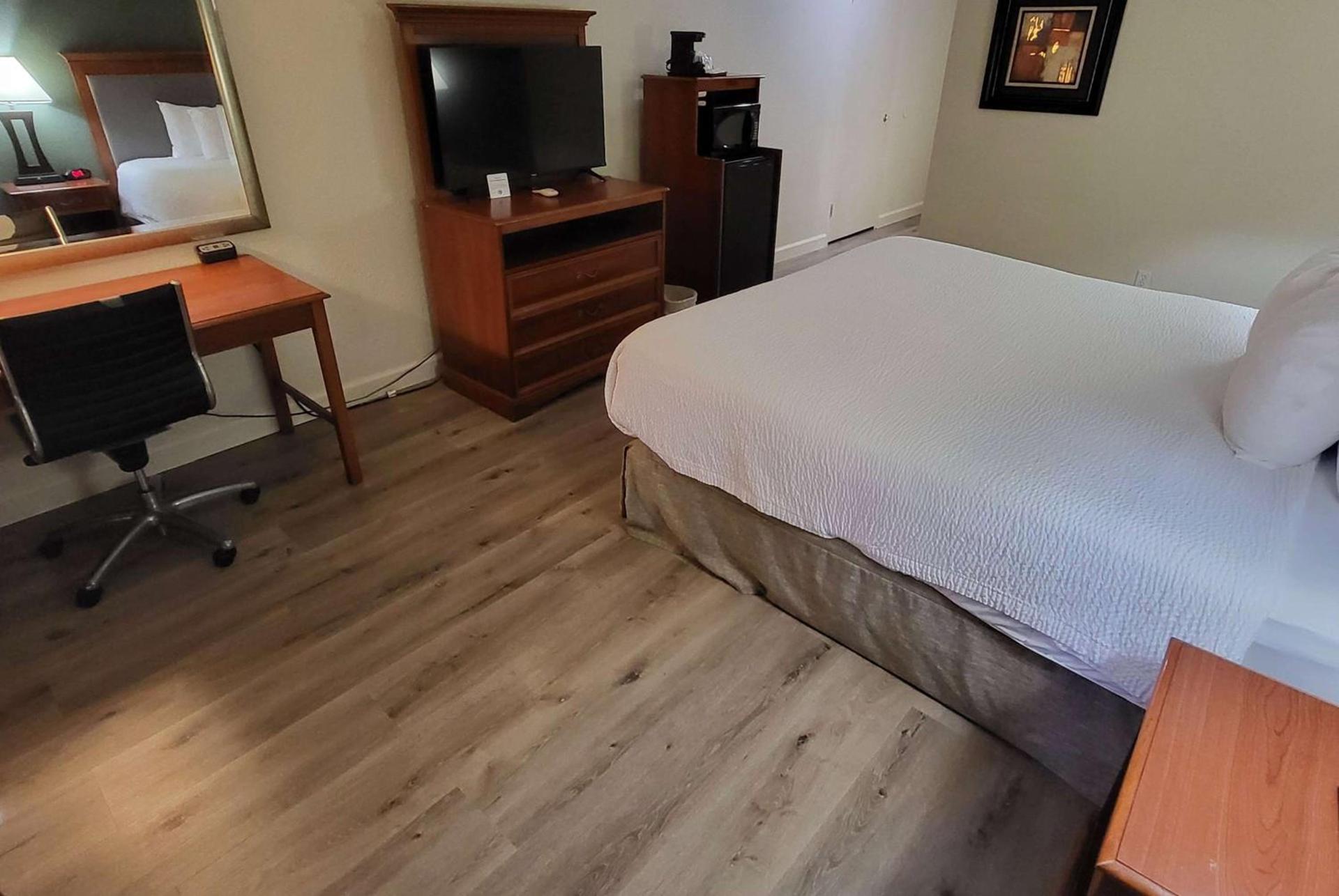 Ramada by Wyndham Houston Intercontinental Airport East photo 13