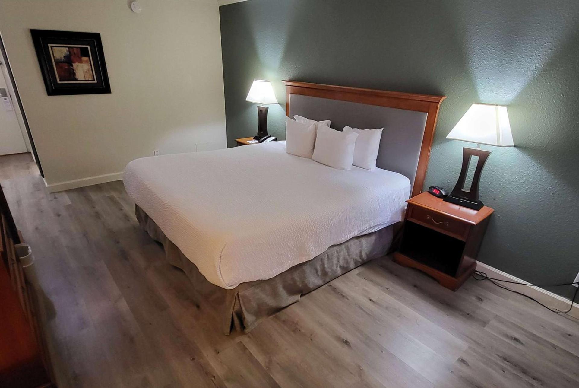 Ramada by Wyndham Houston Intercontinental Airport East photo 14