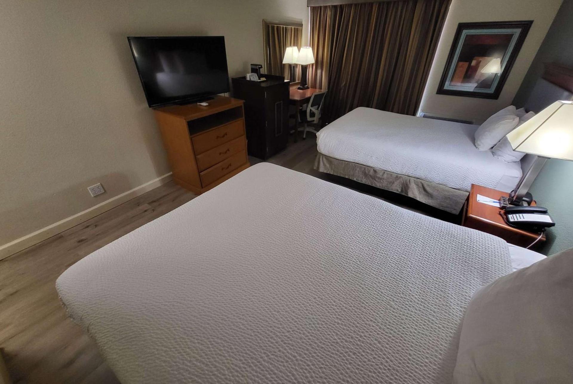 Ramada by Wyndham Houston Intercontinental Airport East photo 16