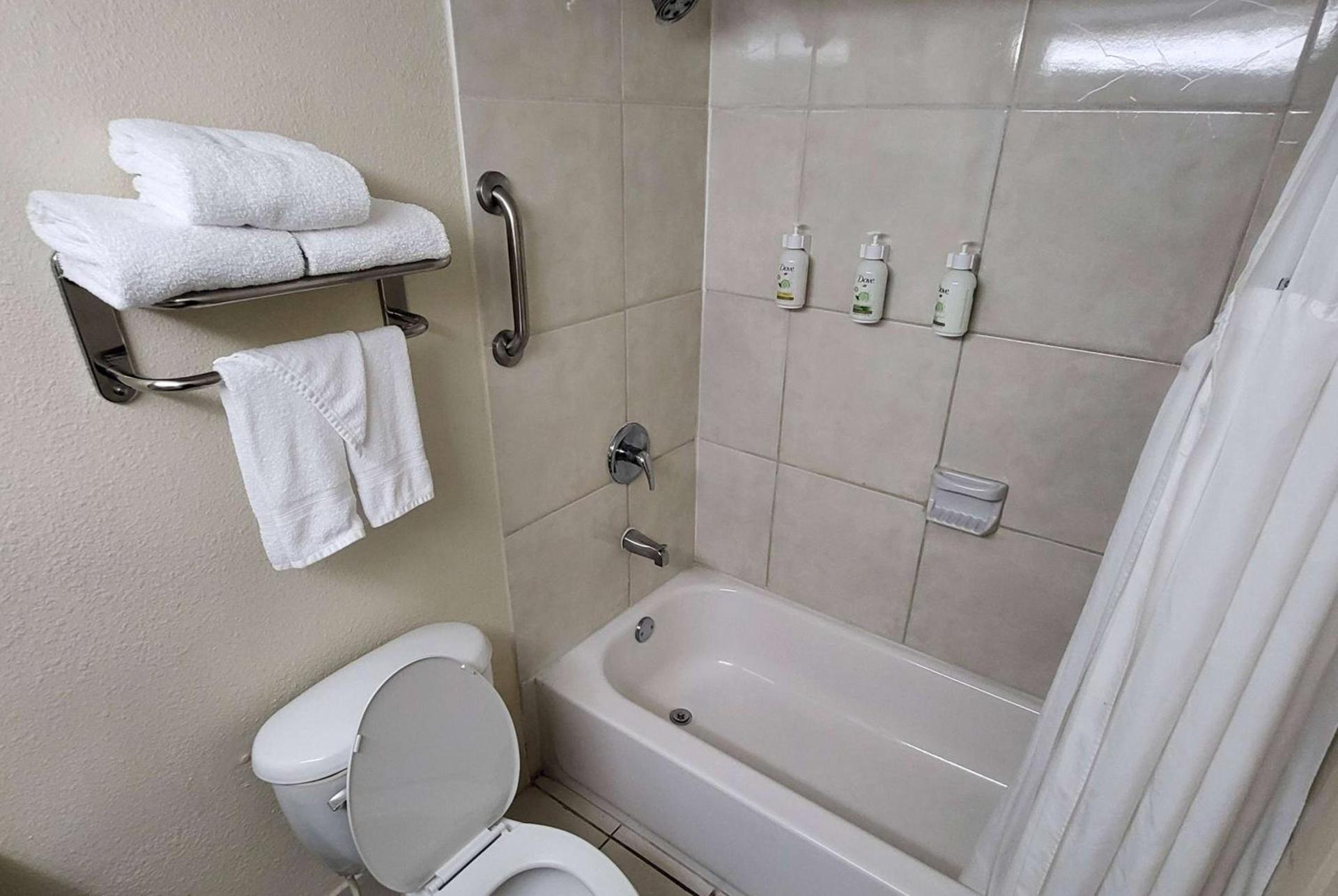Ramada by Wyndham Houston Intercontinental Airport East photo 21
